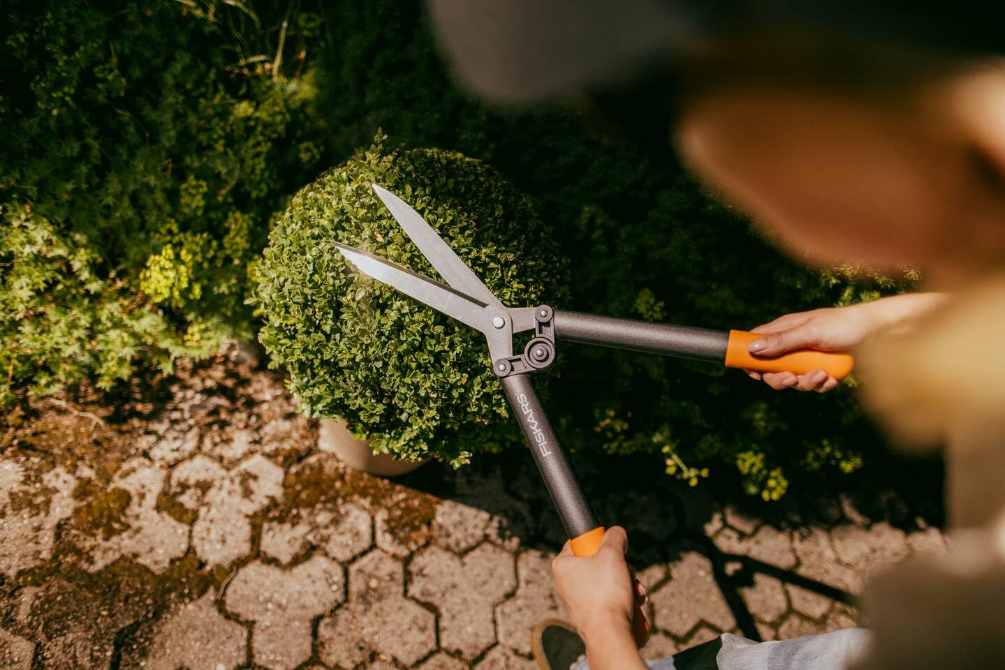 Fiskars Nożyce do żywopłotu HS52, nieprzywierająca powłoka, Wysokiej jakości stalowe ostrza/ tworzywo sztuczne wzmocnione włóknem szklanym, Długość: 58,5 cm, Czarno-pomarańczowy, Powerlever, 1001564