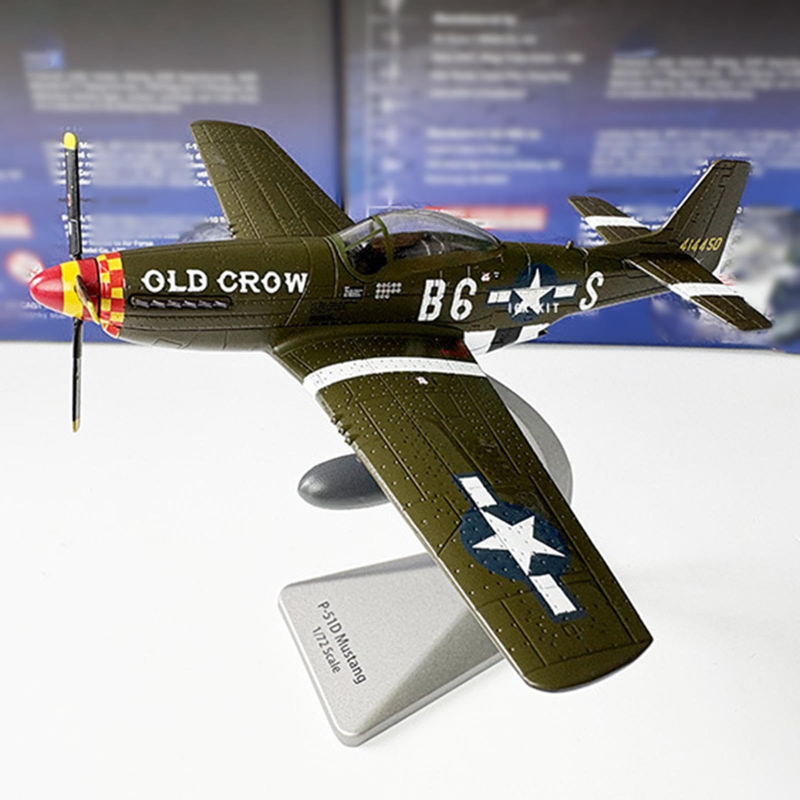 Modellino di Aereo da Combattimento P51D in 1/72 con Base, Ideale per Decorare casa, Mobile TV, Camera da Letto e scrivania.