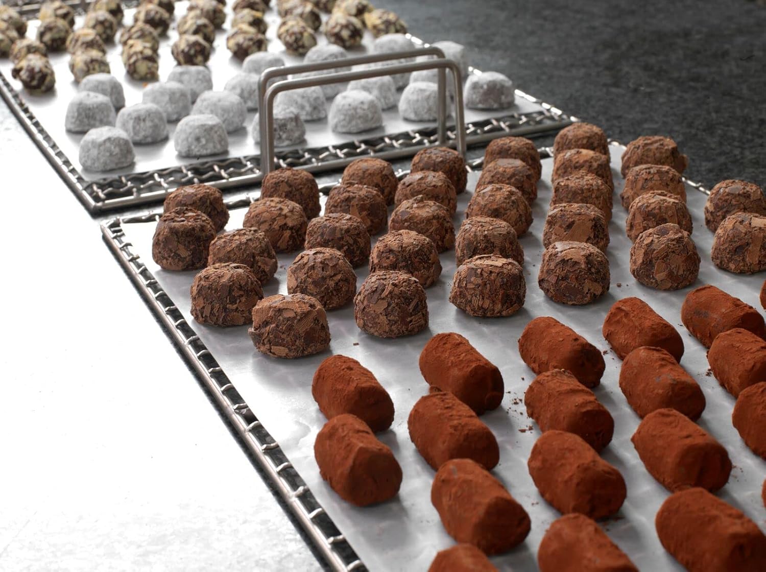 Neuhaus Belgian Chocolate Truffle Cocoa Assortment Collection – 16 Timeless Neuhaus Truffles – Classic Butter, Extra Dark, Waffle, Cappuccino and Speculoos