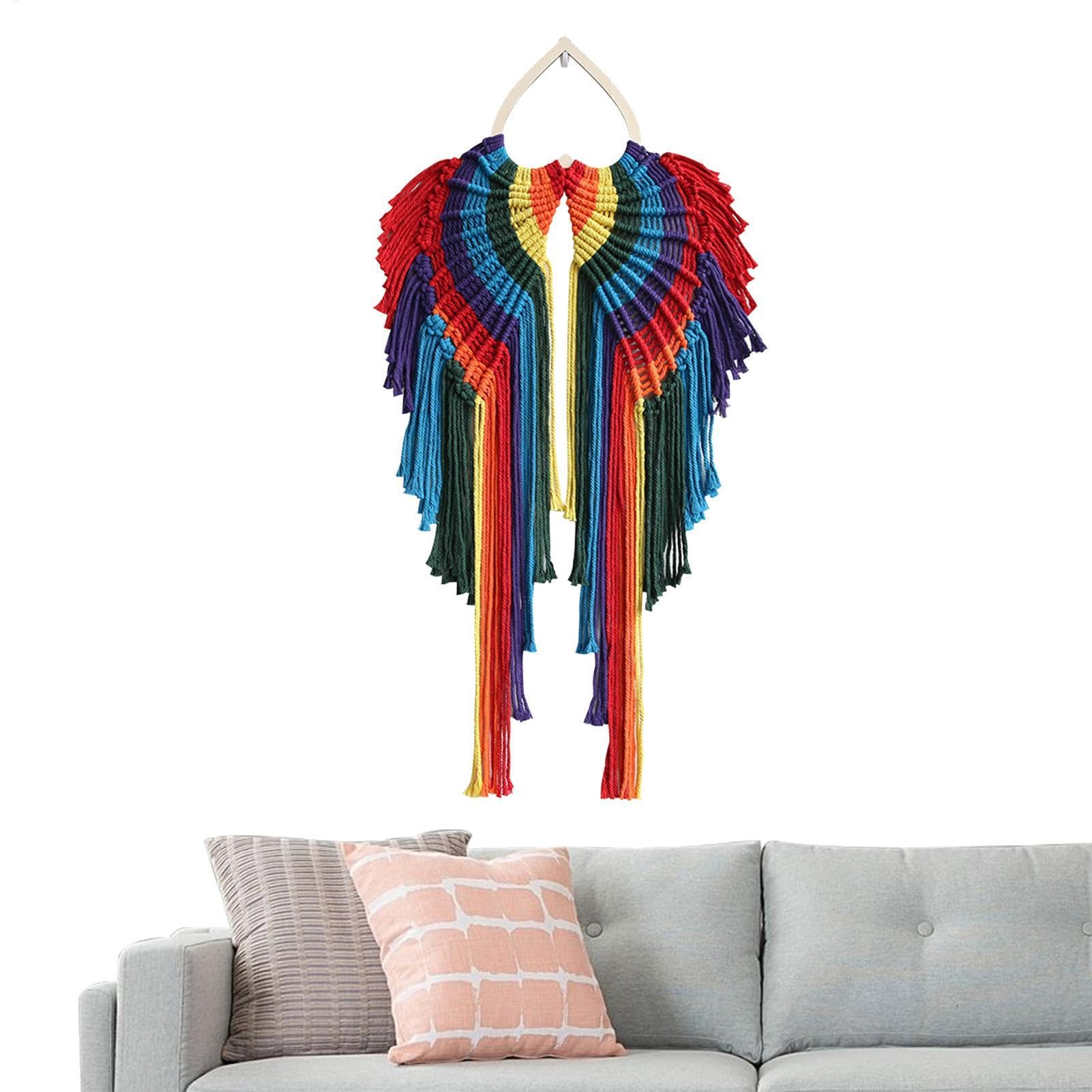 Décoration murale bohème colorée avec pompons et ailes d'ange pour salon cosy