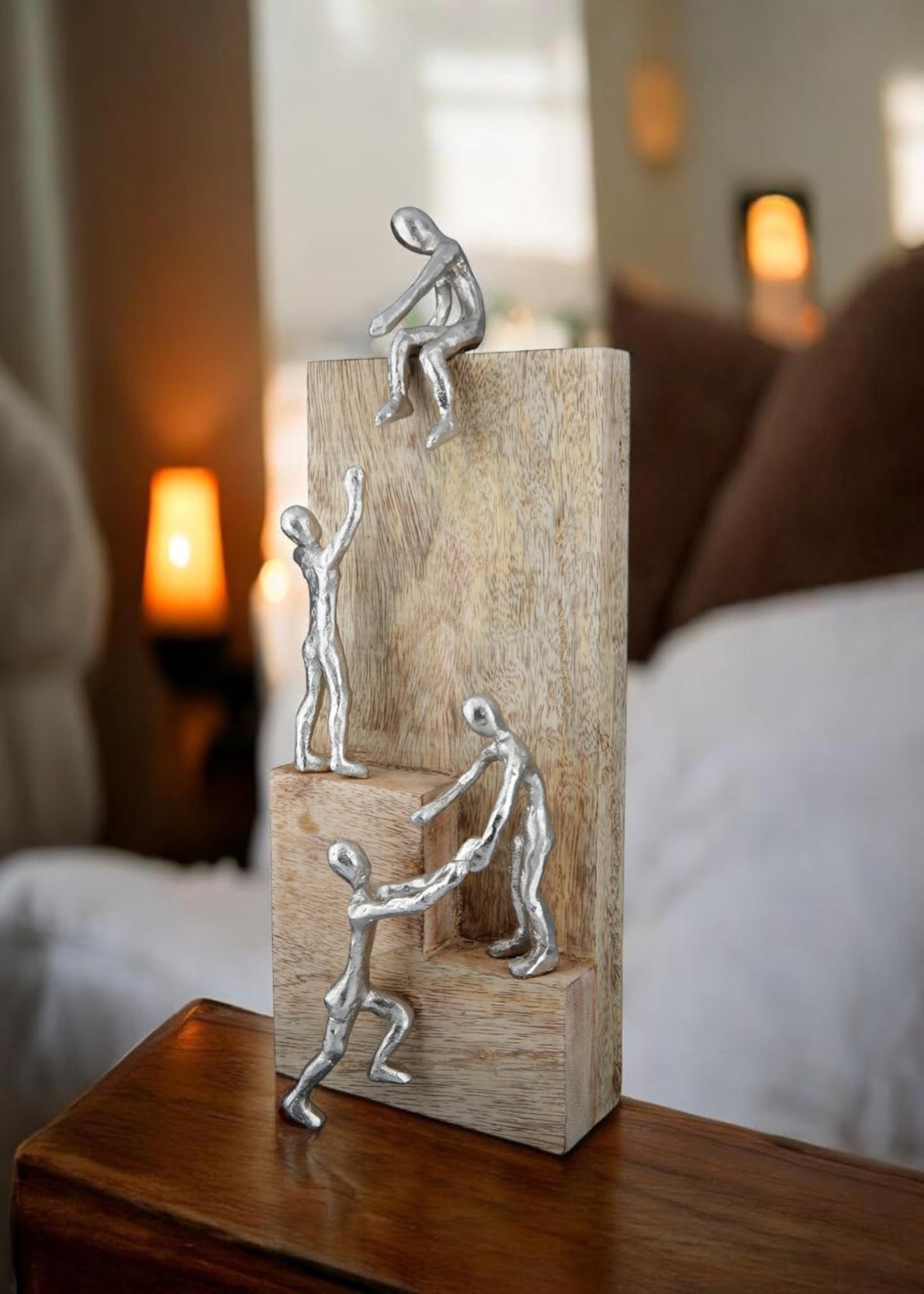 GILDE Figurka dekoracyjna rzeźba Helping Hand - aluminium drewno mango - dekoracja salonu - prezent na Boże Narodzenie prezent urodzinowy - kolory: naturalny srebrny - wysokość 39 cm