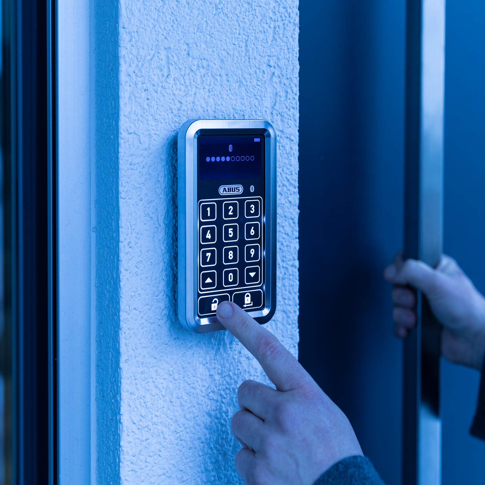 ABUS Fensterantrieb WINTECTO One – Smarter Fenstergriff für Fenster & HomeTec Pro Bluetooth-Tastatur CFT3100