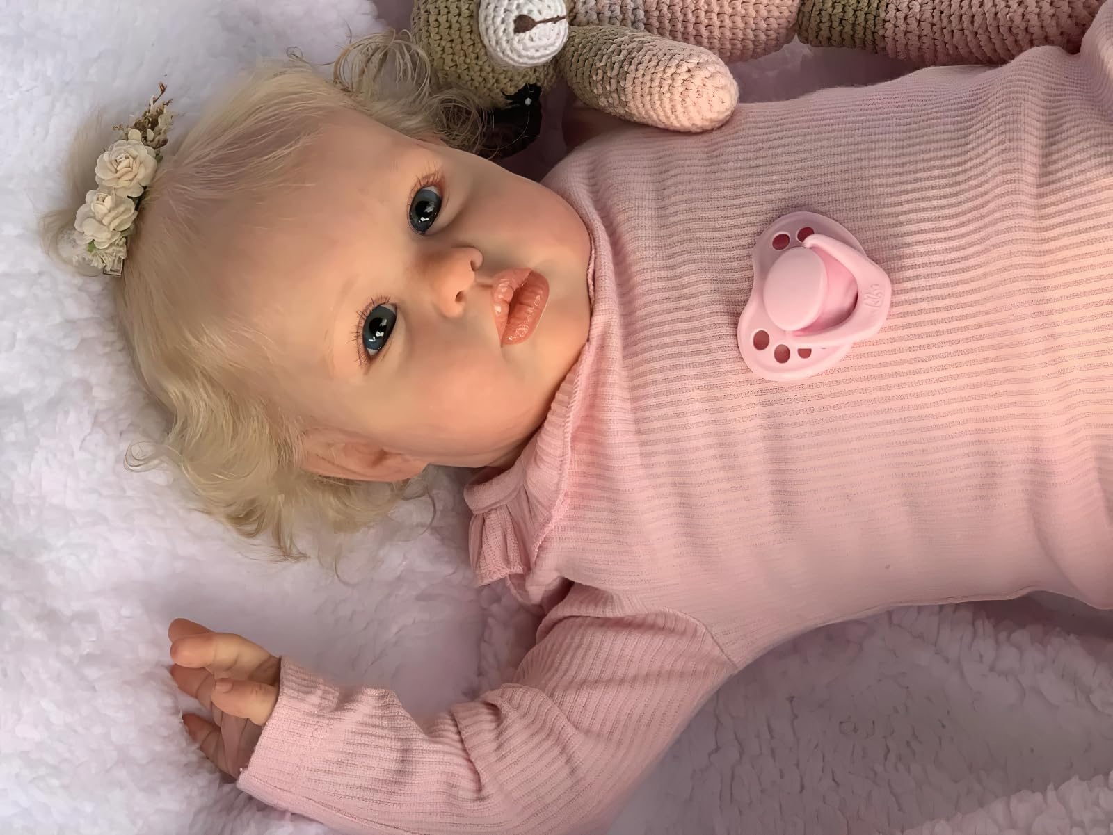 MineeQu 24 Zoll Realistische Reborn Baby Puppe Blondes Haar & Blaue Augen Kleinkind-Mädchenpuppe Rosa Strickoutfit Geschenksatz