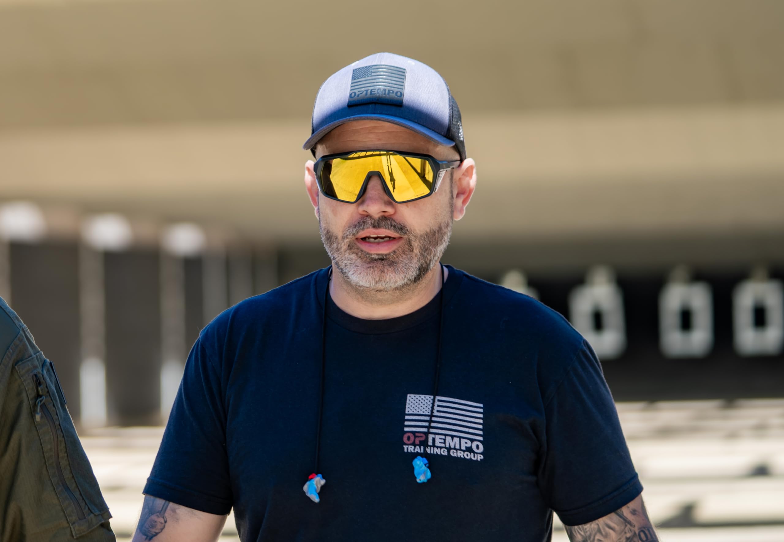 Wiley X Citadel Shield, occhiali da sole di sicurezza per uomini e donne, protezione UV per tiro, pesca e ciclismo, montatura grigio grafite opaca, lenti a specchio oro