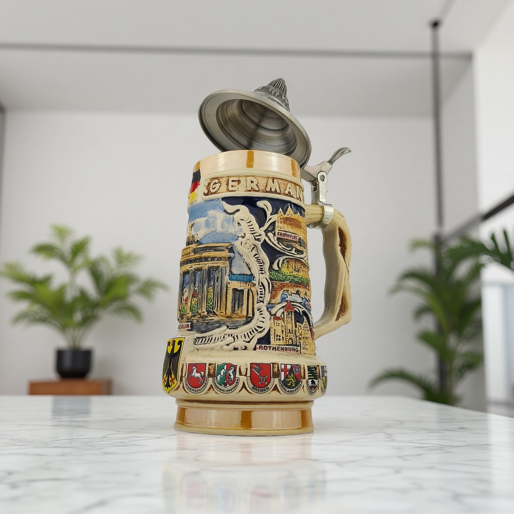 Bierkrug mit Deckel 0,7L – Traditioneller Steinkrug mit Deutschland-Motiv und Wappen-Design – Bierseidel für Zuhause, Bierfest & Sammlung – Geschenk für Männer, Papa & Bierfans