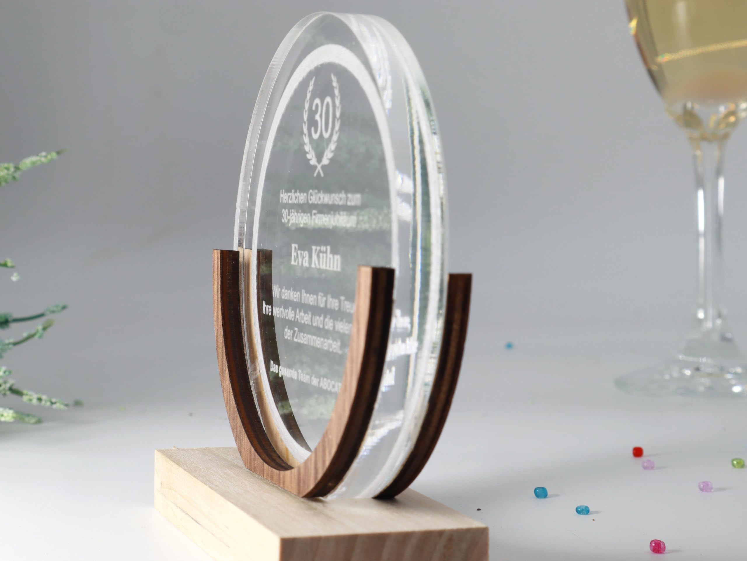 Pila Stone Moderner und eleganter Award personalisiert aus Acrylglas mit Nussbaum, Individuelle Gravur, Firmenjubiläum, Mitarbeiter Jubiläum. Moderne Auszeichnung & Award