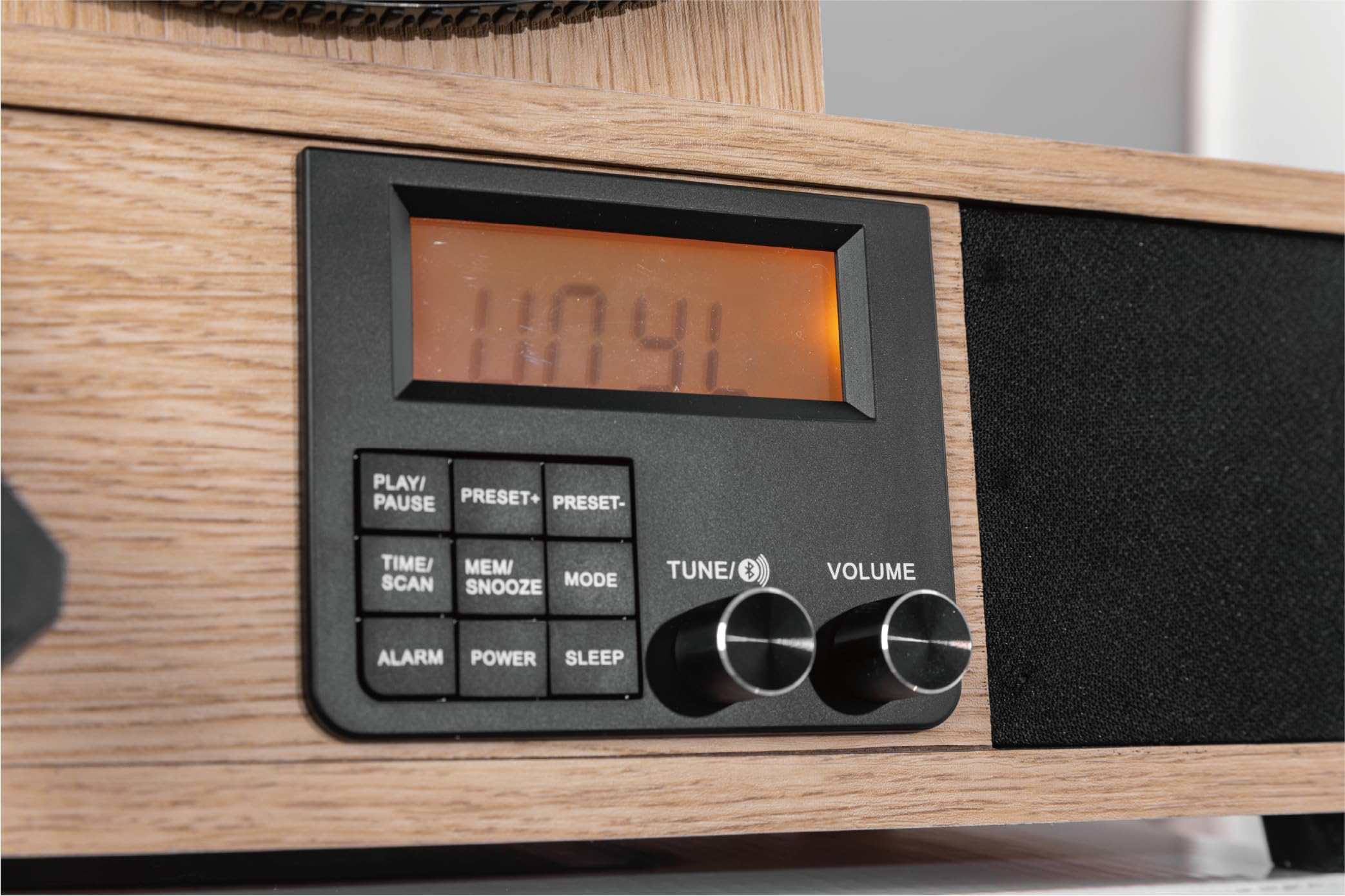 Fuse Giradischi verticale avvolgente con supporto Bult In, lettore in vinile moderno Mid-Century con altoparlanti integrati e Bluetooth, radio FM, giradischi audio domestico per dischi in vinile da 12