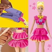 Vista 4 de Play-Doh Barbie - Juego de volantes y lazos, haz ropa de muñeca con compuesto de modelado y 9 accesorios de moda, artes y manualidades para niñas
