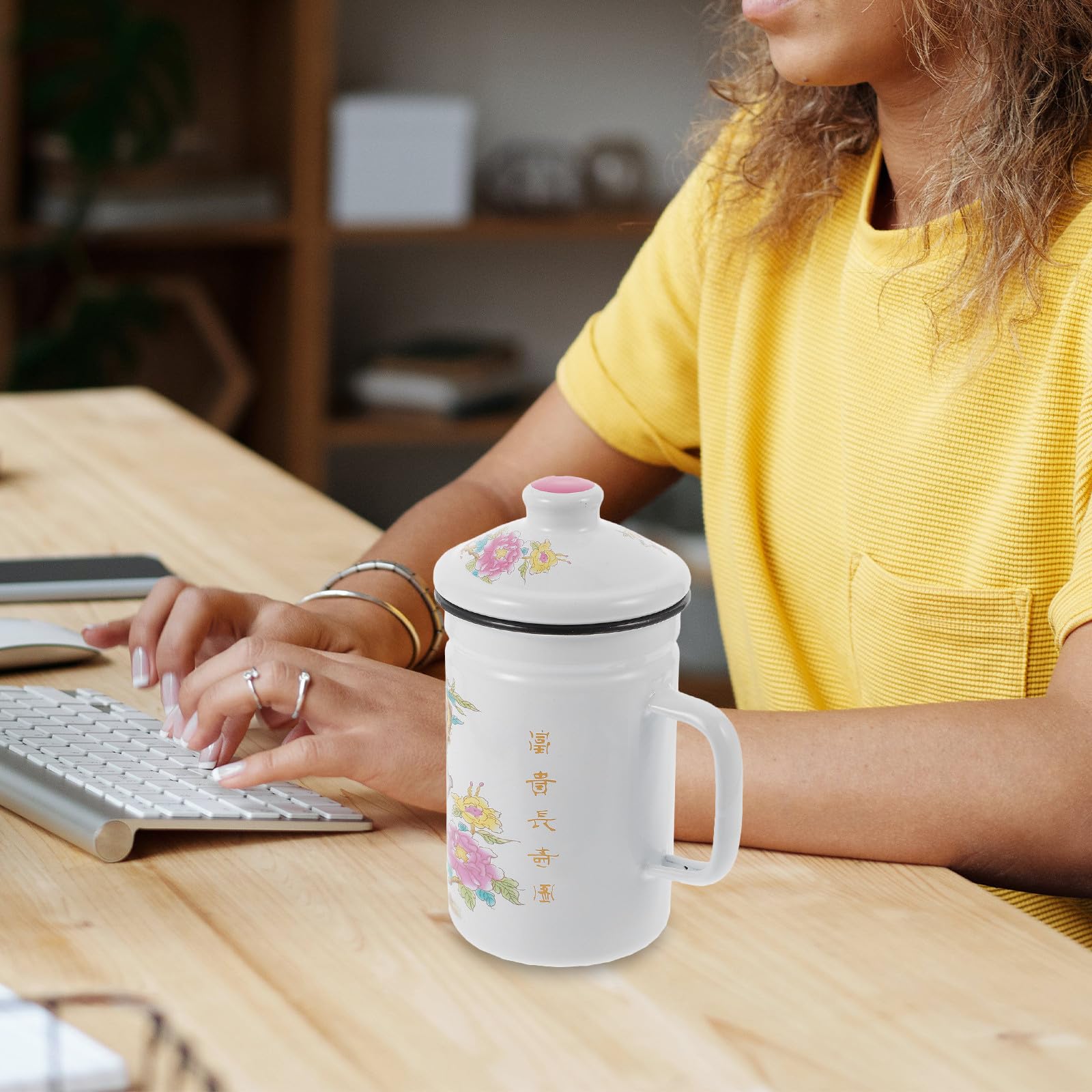 Taza de Té Esmaltada con Infusor y Asa Antiescaldadura, Capacidad 0.6 L, Diseño Elegante y Resistente, Adecuado para Infusiones en Casa
