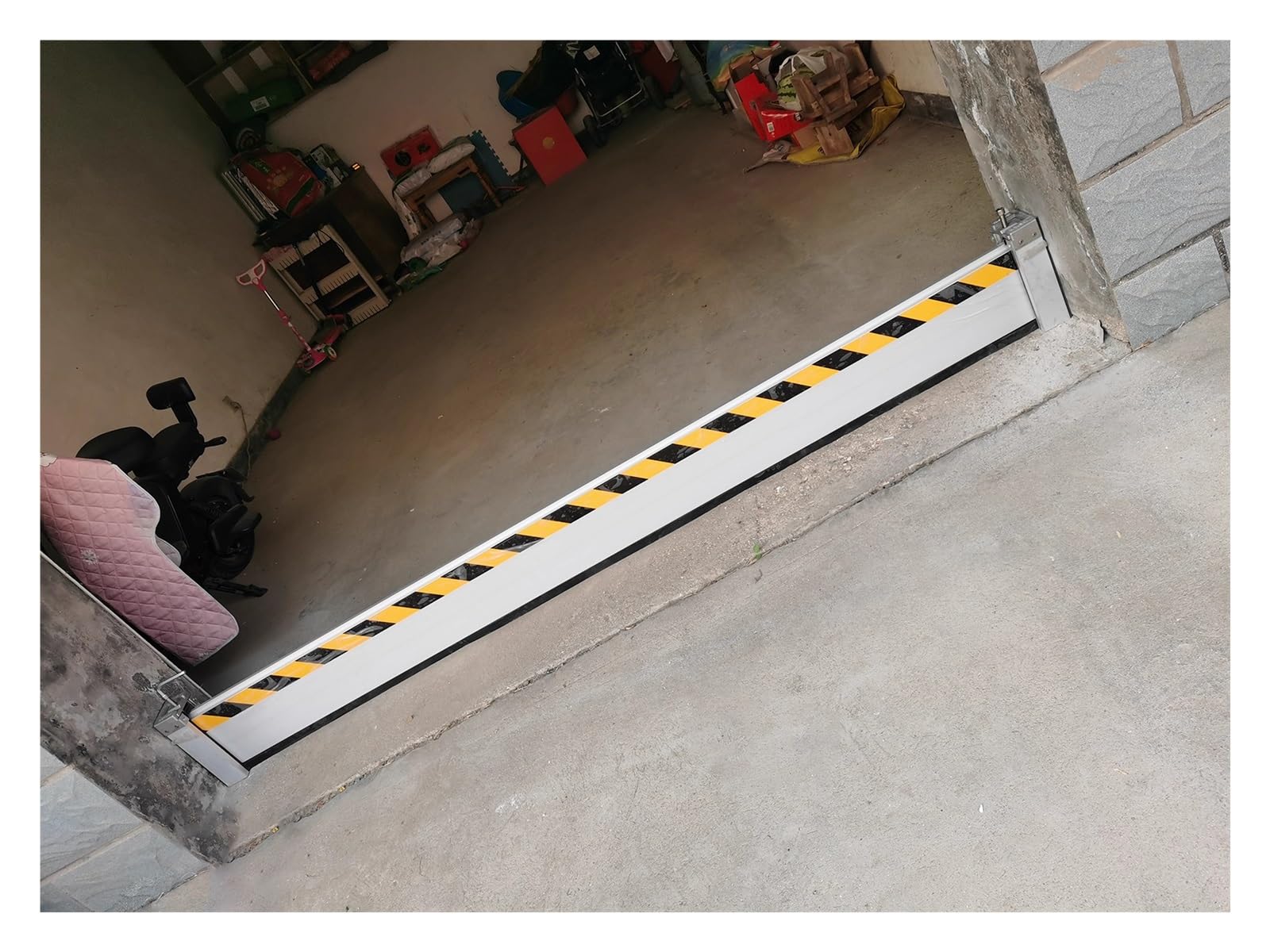 Inondation de garage : solutionnez les infiltrations avec ce déflecteur d'eau