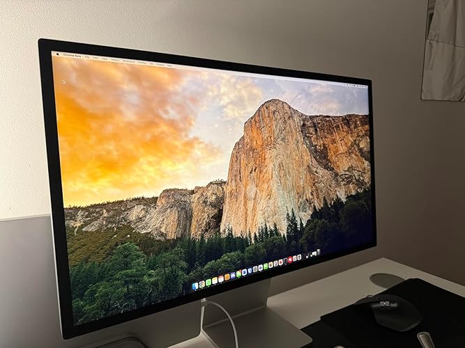 Apple Studio Display - Nano-texture glass - Tilt-adjustable stand