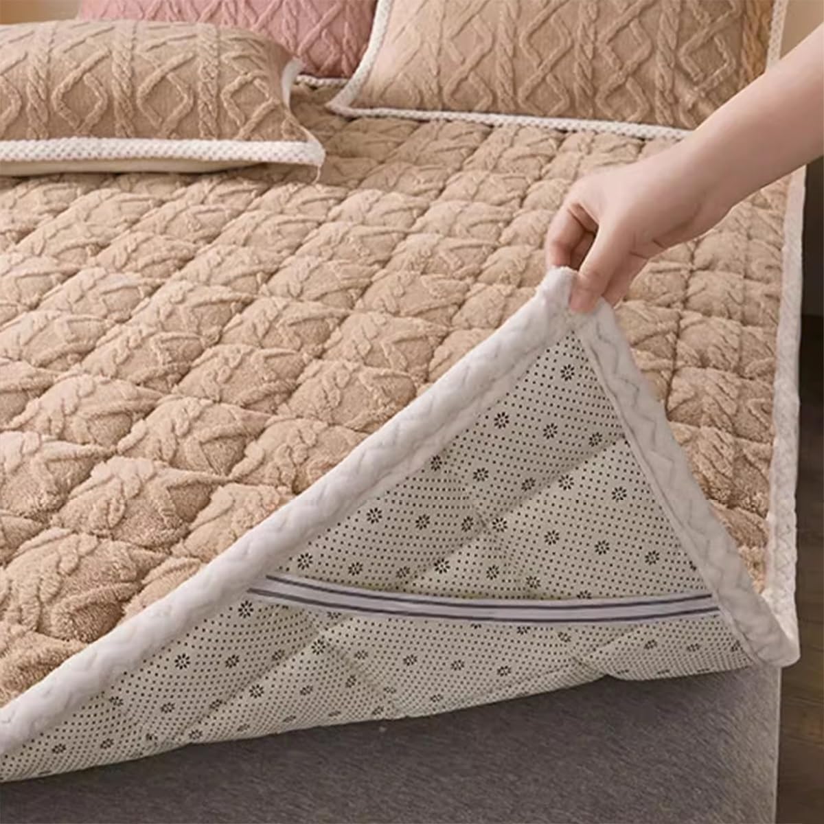 Twin Milk Velvet Jacquard Mattress Topper Soft Quilted Down Alternative Anti-Slip Bottom Mattress Pad Elastic Straps Warm Queen King Futon Mattresses ( Color : Brown , Size : CAL King-200*220cm )