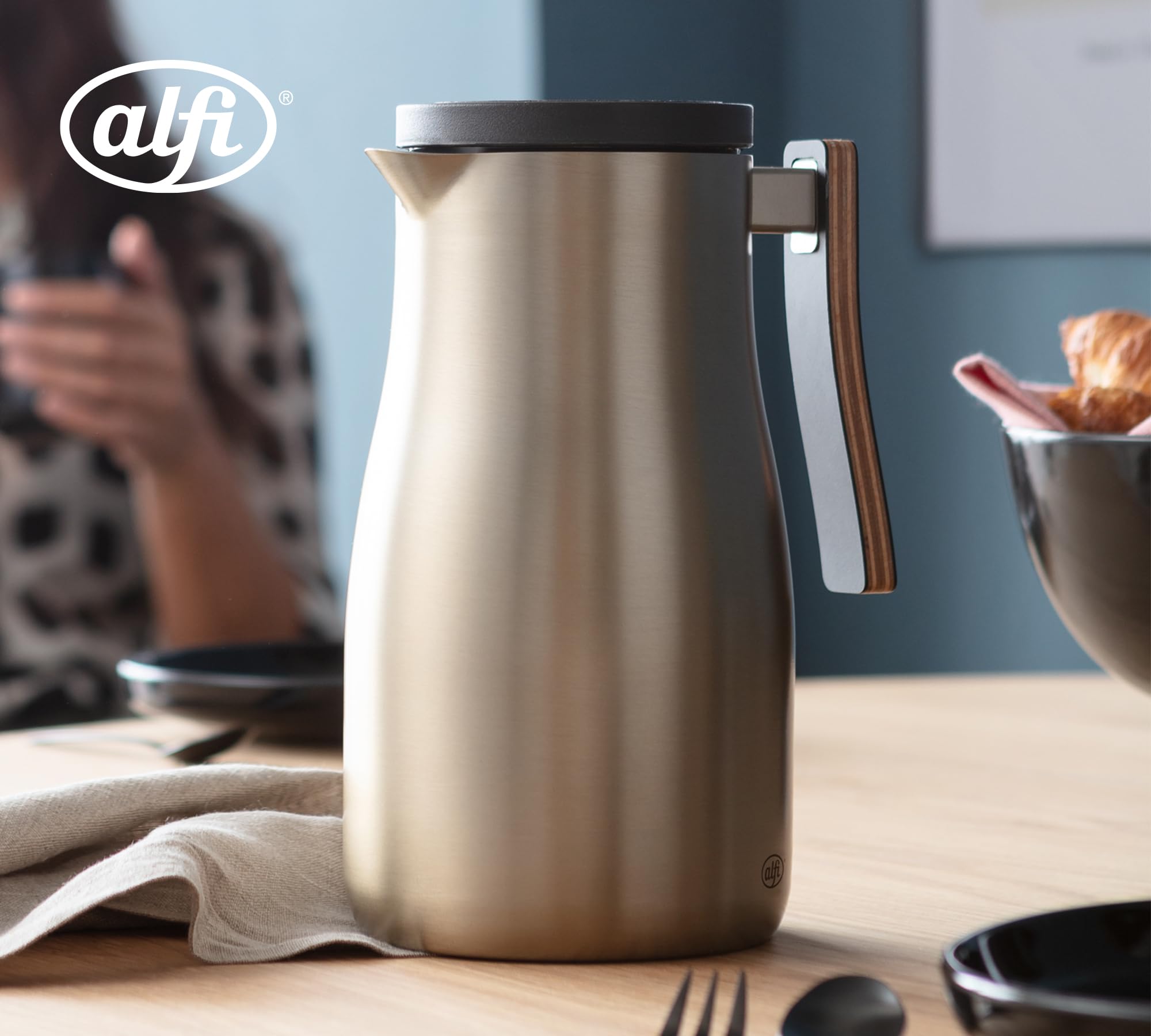 alfi STUDIO ALLURE Isolierkanne 1,00 l, 12 h heiß, Edelstahl, champagner | 24 h kalt, Thermoskanne für Kaffee & Tee, doppelwandig aus Edelstahl, Drehverschluss, große Öffnung, spülmaschinenfest