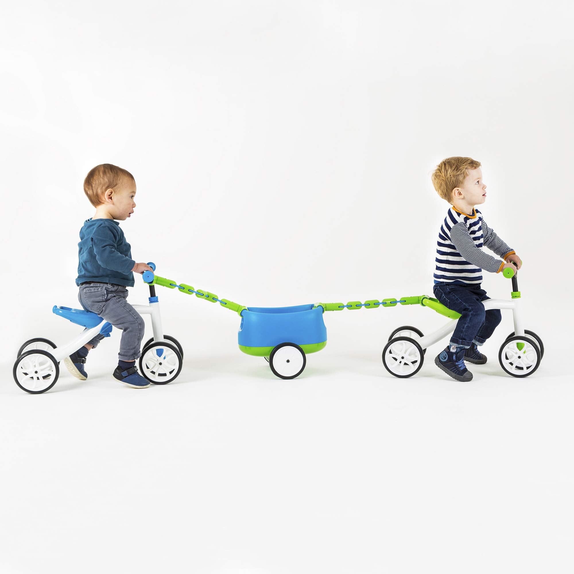 Chillafish Quadie Trailie stabiles spielfahrzeug mit Anhänger für Kinder von 1-3 Jahre, 3 Sitzpositionen, laufrad ab 1 jahr mit Aufbewahrungsfach im Sitz, leisen nicht markierenden Rädern, Blau