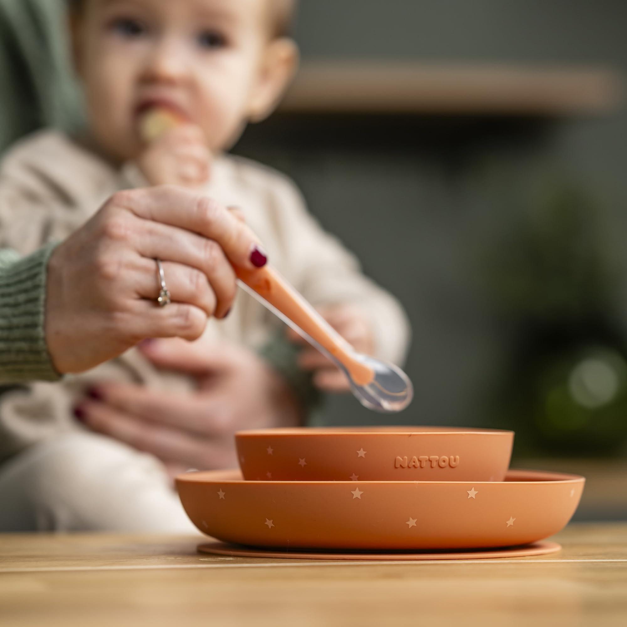 Nattou Vaisselle en Silicone pour Enfants, Set Repas 3 Pièces, 1 Cuillère, 1 Assiette, 1 Bol, Antidérapants, sans BPA, Vegan, Silicone, Motif Terracotta