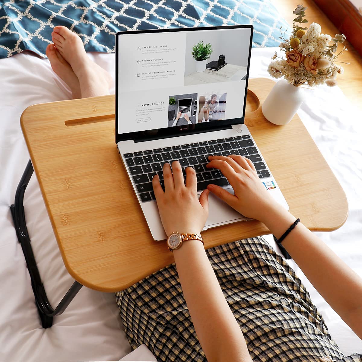 Plateau de petit déjeuner en bambou, Plateau de service Table de lit avec pieds pliables - également utilisable comme lapdesk, table pour ordinateur portable (Blanc