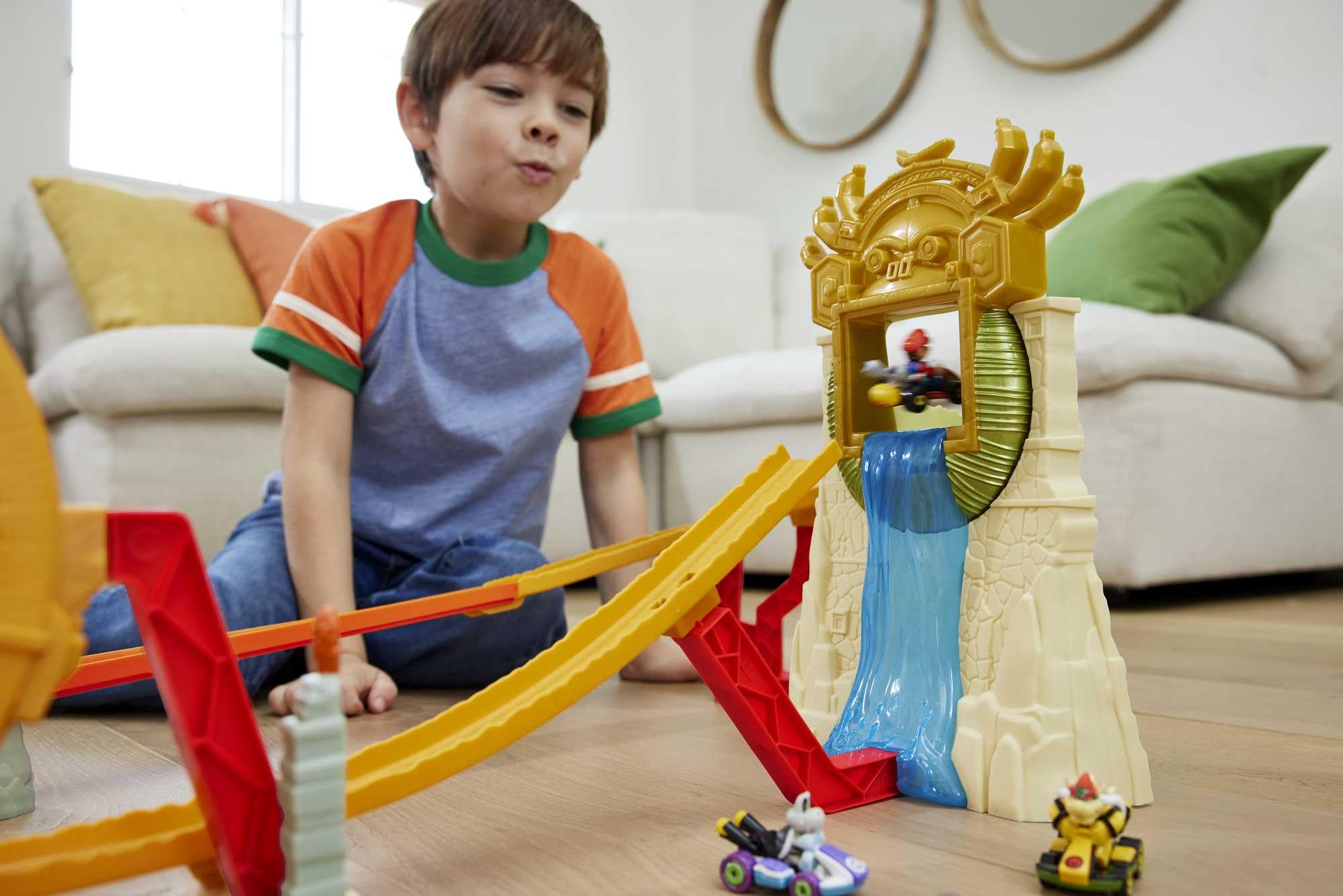 Hot Wheels Super Mario Bros - Corsa nella Giungla di Kong, playset ispirato al film con macchinina die-cast di Mario inclusa, pista con loop e salto su cascata, giocattolo per bambini, 5+ anni, HMK49
