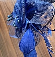 Vista 4 de Fascinators - Pinza para el pelo con plumas de cóctel, con 1 par de guantes de encaje negro