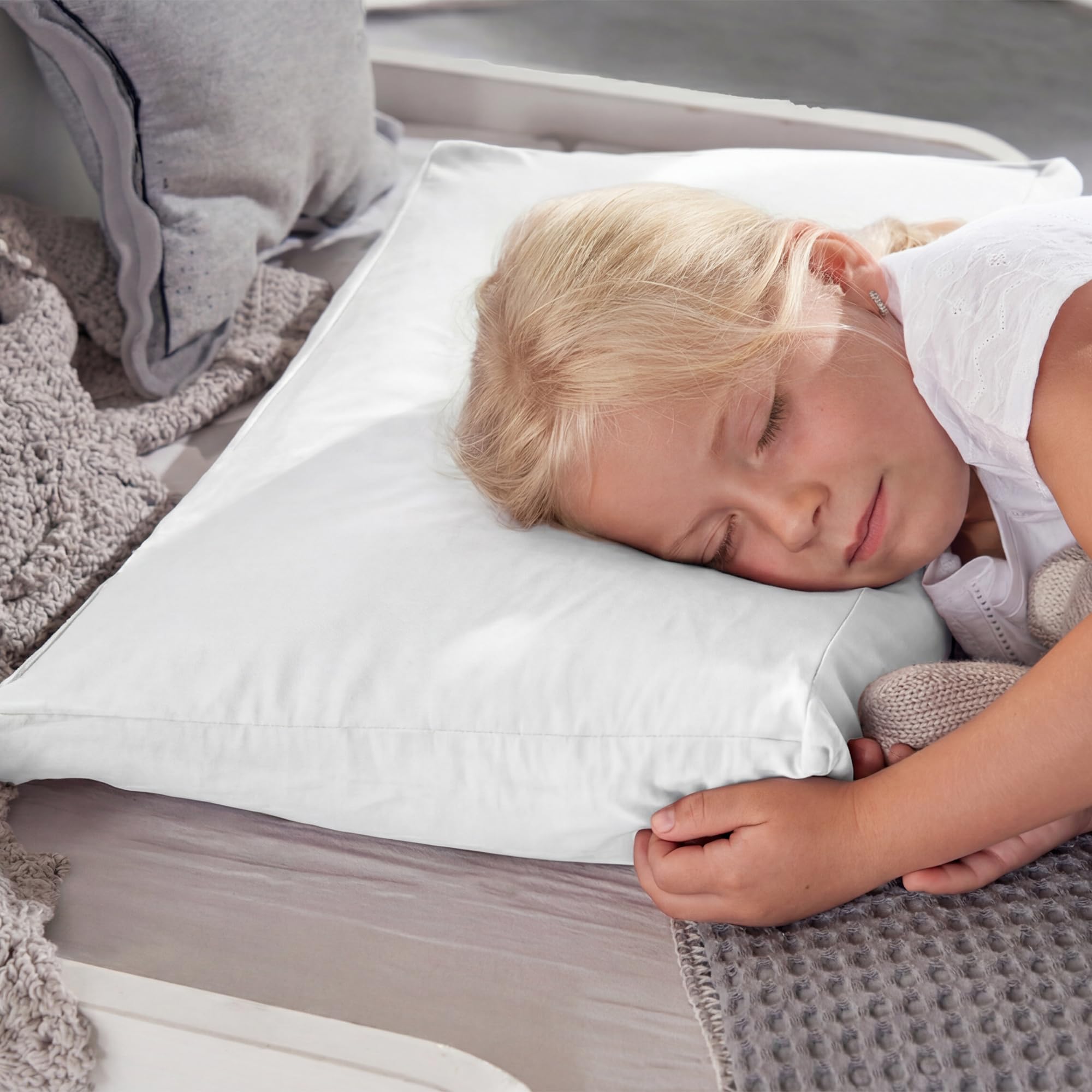 Poduszka Theraline dla dzieci, ergonomiczna poduszka do spania i pod kark, zabezpieczona patentem, w zestawie poszewka zewnętrzna z wiskozy bambusowej + bawełny ekologicznej, biała chmury