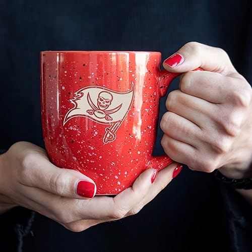 Miniatura 323 de Rico Industries, NFL Football - Taza de café de 16 oz de cerámica moteada, grabada con láser y de color de los equipos de fútbol americano de la NFL