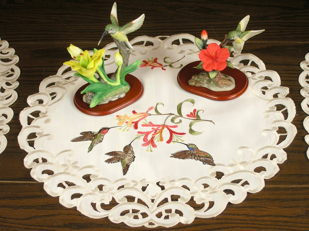 bestickt Spitzendeckchen oder Tisch-Sets mit Kolibris und Trumpet Vine Blumen auf Creme, 40,6 cm, maschinenwaschbar