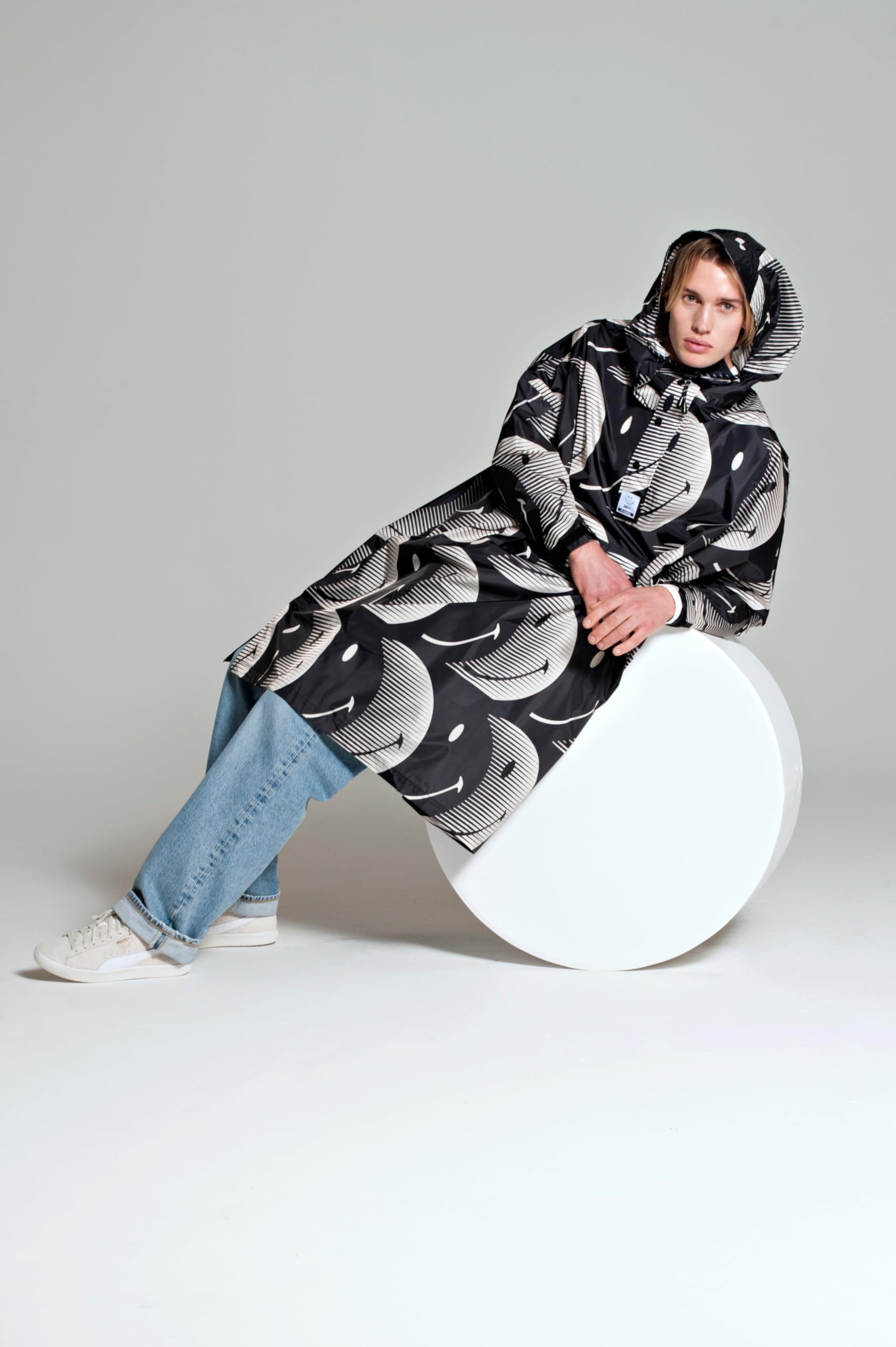 Rainkiss – Regenponcho für Erwachsene – Wasserdicht – PFAS-frei – Einheitsgröße – Black – 100% recyceltes Polyester – Design: Half Moon x Smiley