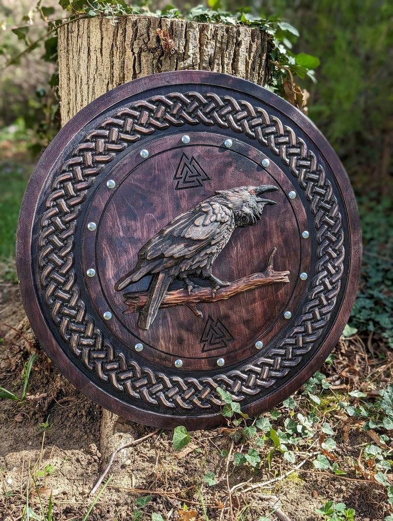 Bouclier viking, bouclier corbeau, décoration murale viking, art mural en bois, décoration d'intérieur, cadeau de fête des pères pour lui, cadeau fait main pour lui, tentures murales de 61 cm