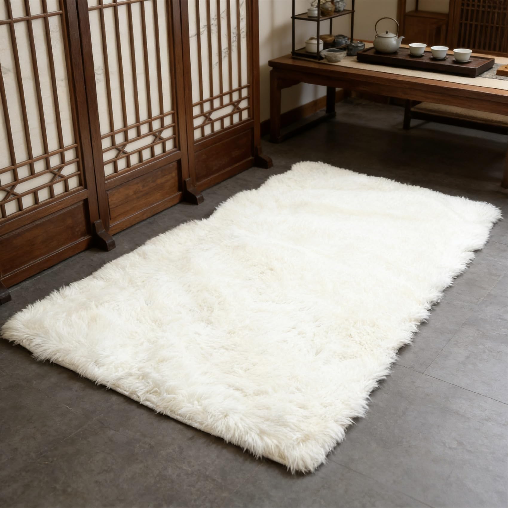 Tapis salon blanc 187x290 cm à poils longs pour un coin lecture cocooning