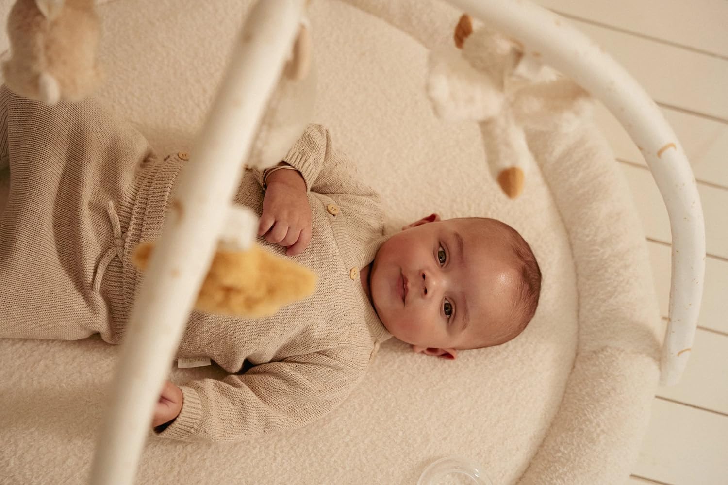 Little Dutch Krabbeldecke mit Spielbogen Activity Baby weiß - Newborn Naturals