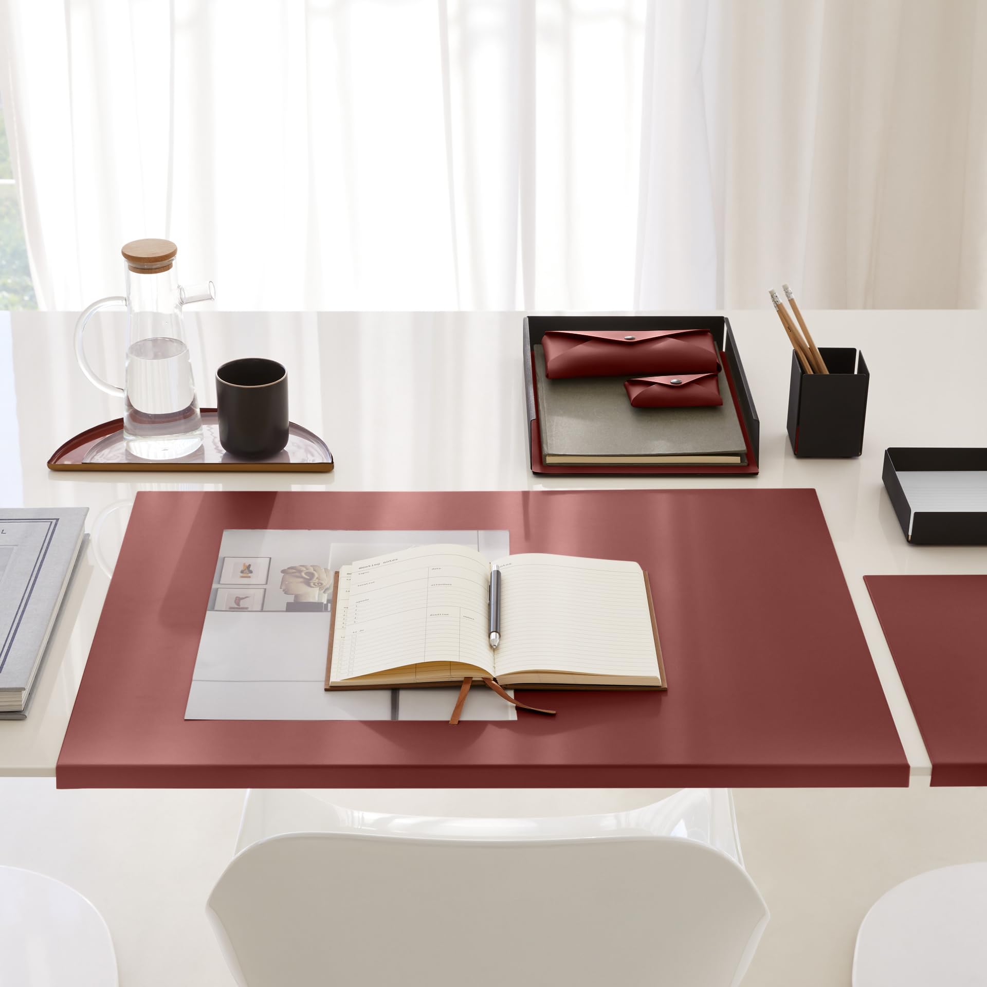 Eglooh - Moire - Portapenne da Scrivania Ufficio in Acciaio Nero Opaco - Fondo Interno in Cuoio Rosso Bordeaux - Design Quadrato e Finiture Artigianali - cm 7,2 x 7,2 x H.10 - Made in Italy