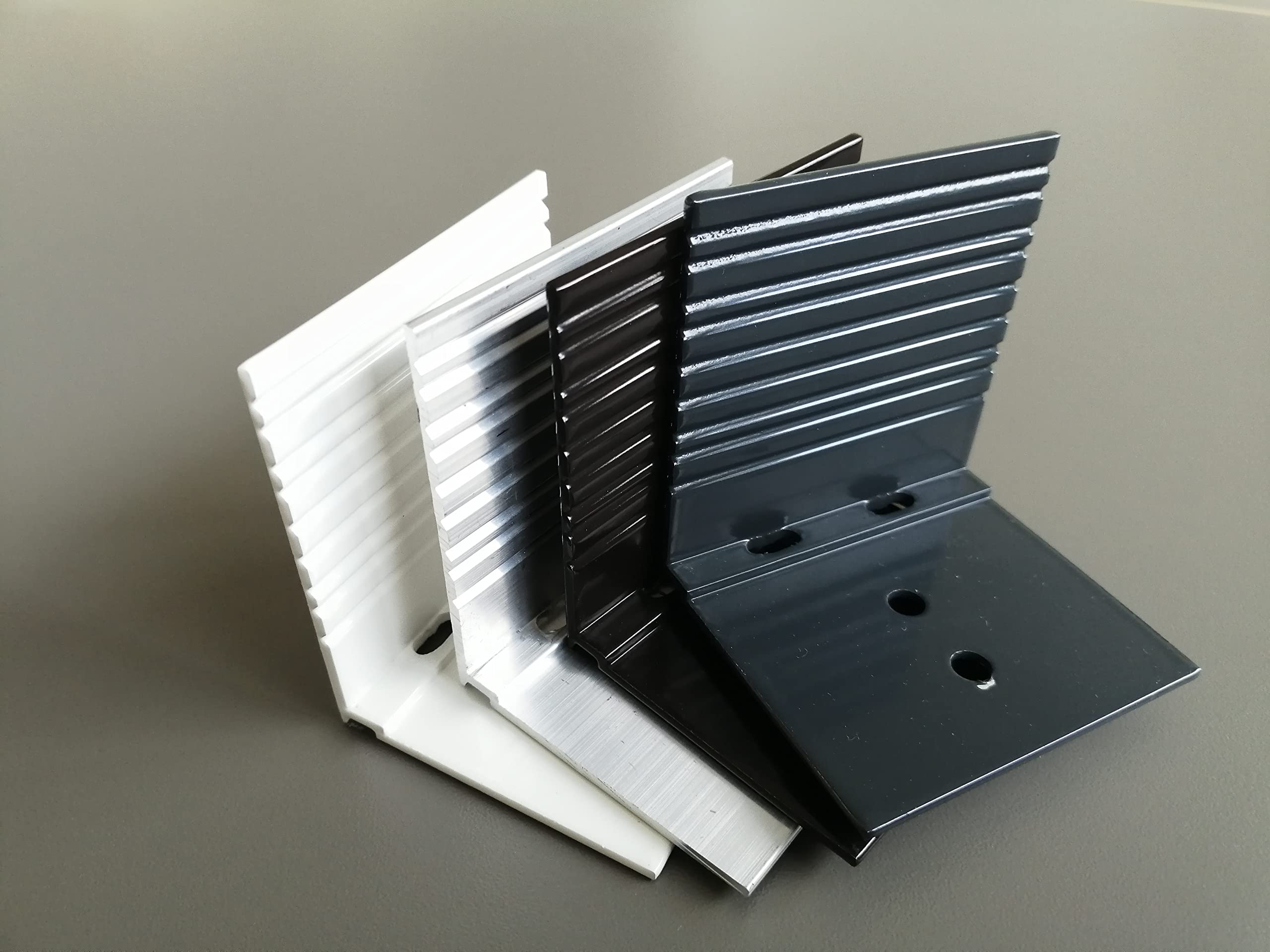 Abschlusswinkel / Haltewinkel für Stegplatten / Hohlkammerplatten lieferbar in 4 Farben (weiß RAL 9016)