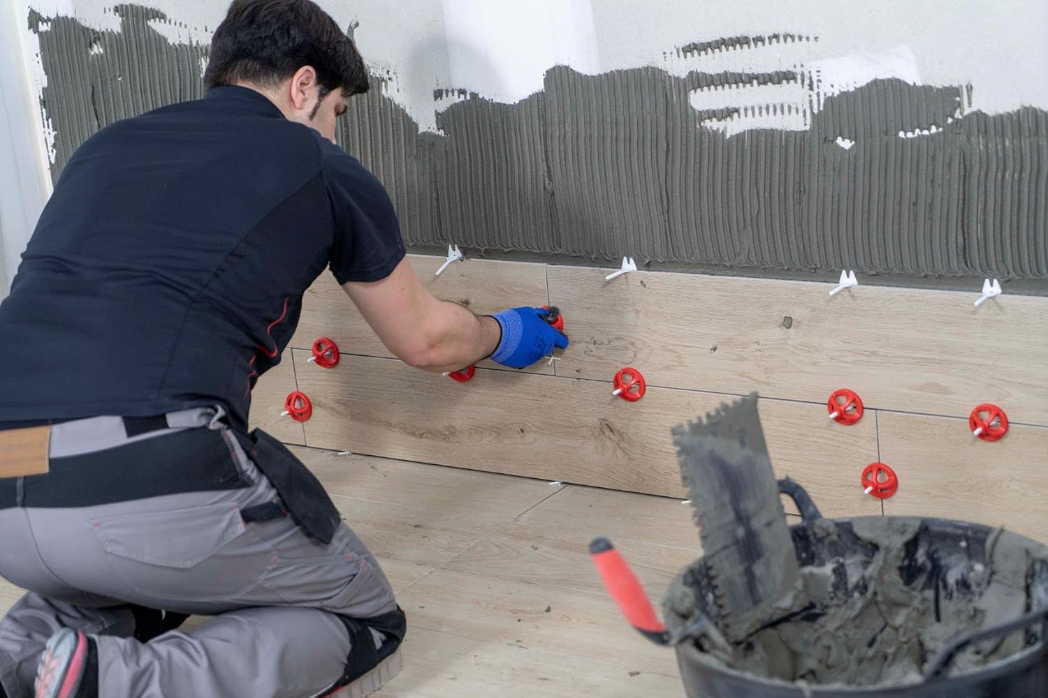 Cyclone Kit: Tile Tools & Tile Leveling System with 300 Tile Leveling Clips 1/8 and 100 Reusable Caps, Packaged in Practical Bucket for Easy Laying and Improved Finishing