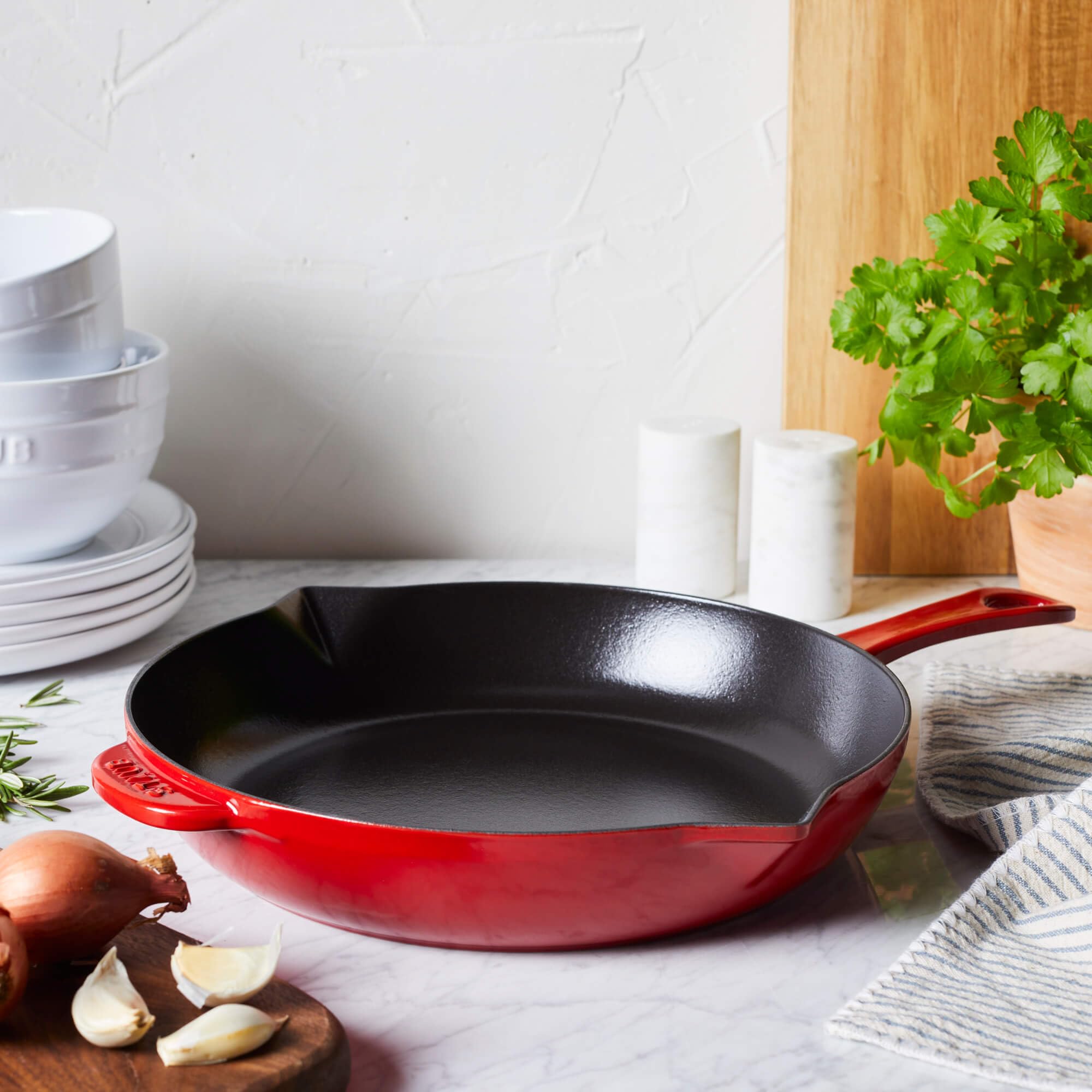 STAUB 鋳鉄製 フライパン レッド 約26cm Amazon｜Staub 鋳鉄製10インチフライパン 10