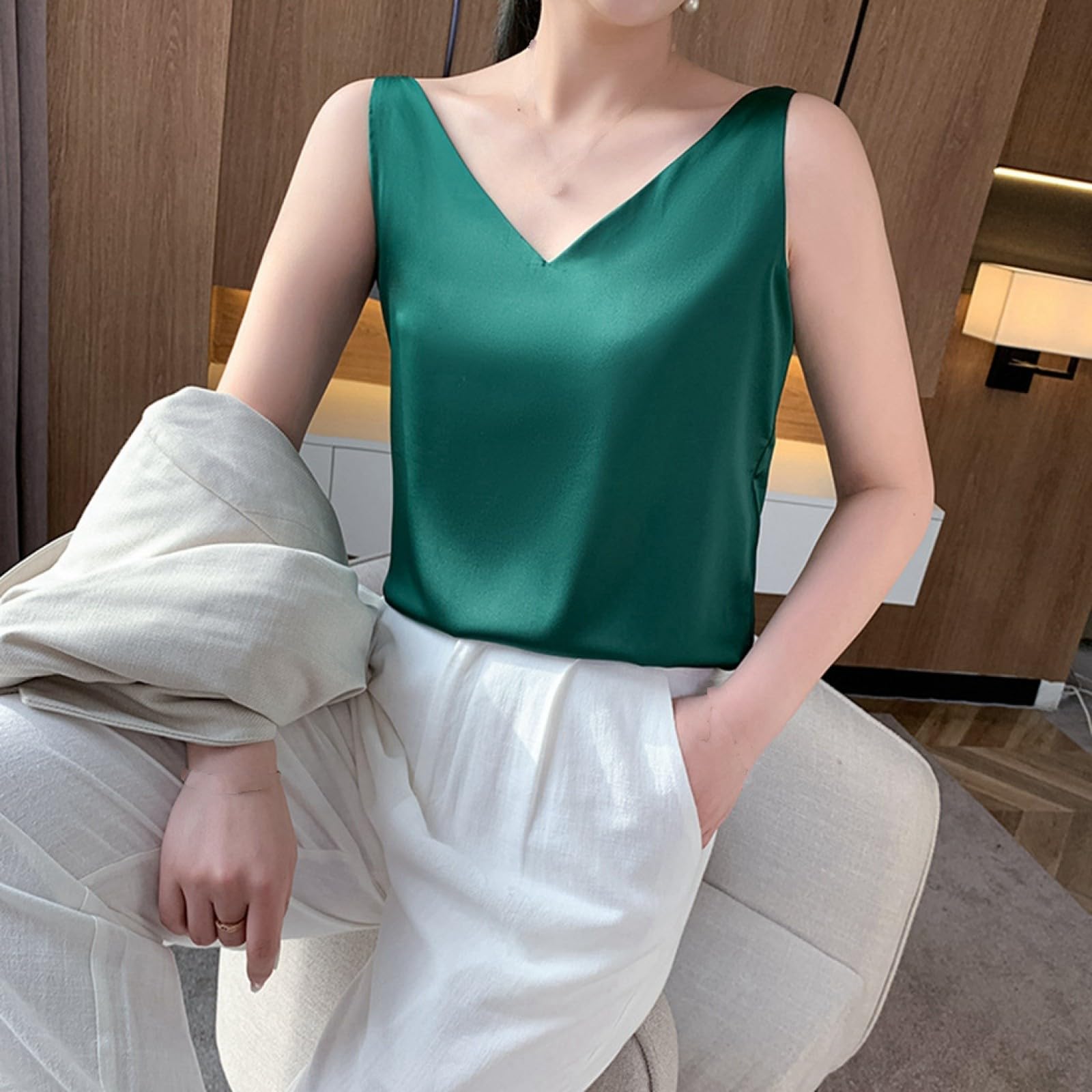 Chaleco de seda para mujer en satén premium verde oscuro sofisticado 2