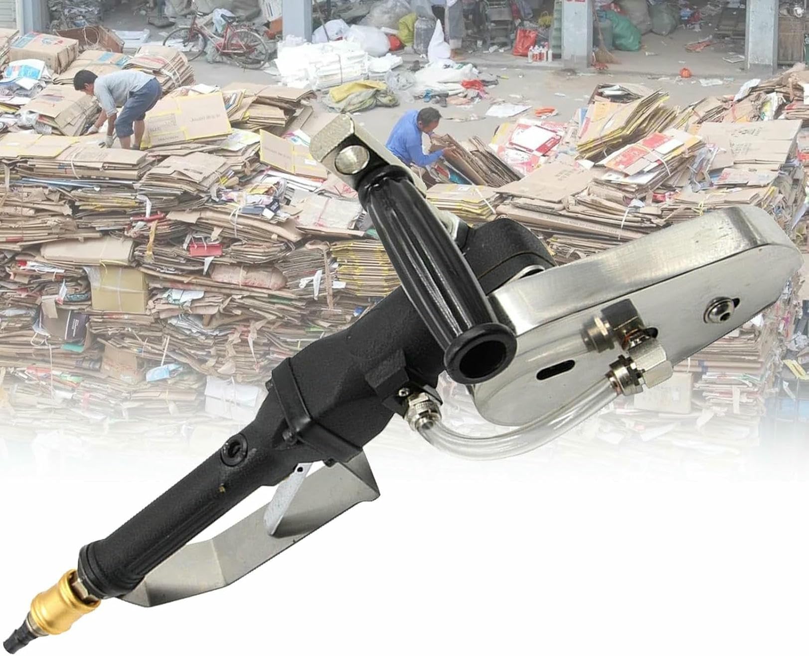 Machine de découpage pneumatique pour traiter les déchets de carton volumineux