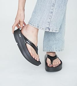 Amazon | [ウーフォス] レディース Oomega ブラック 24cm(M5/W7