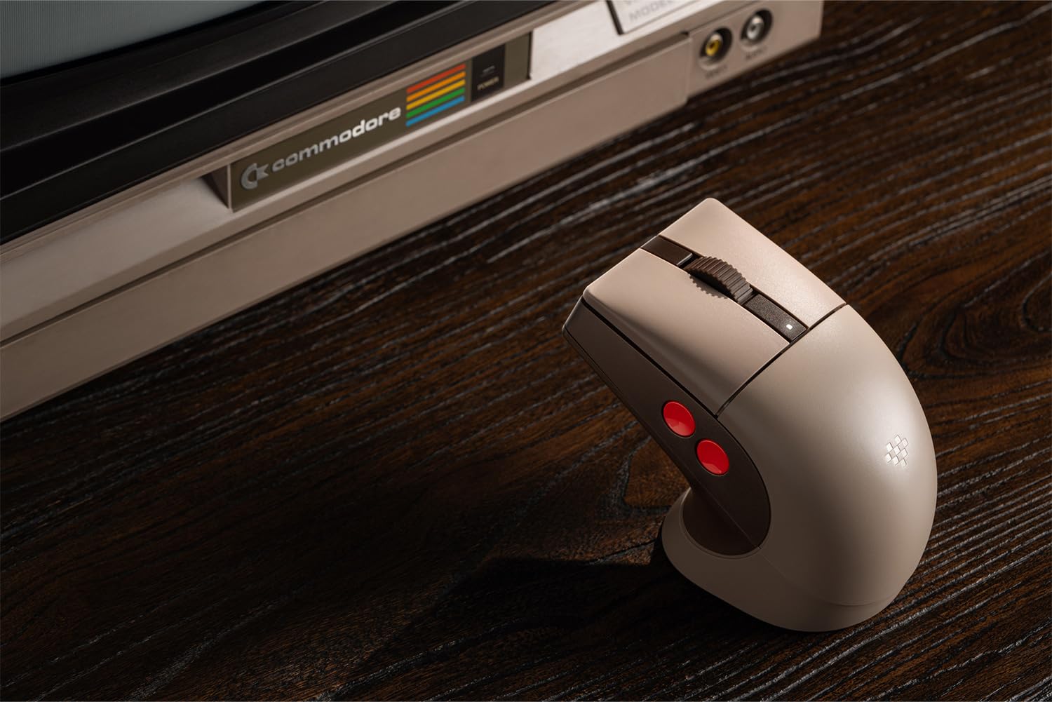 8BitDo Retro R8 Mouse C64 Edition Wireless PAW 3395 DPI 26000 4K Polling Rate Programmable Buttons HUANO Micro Switches
