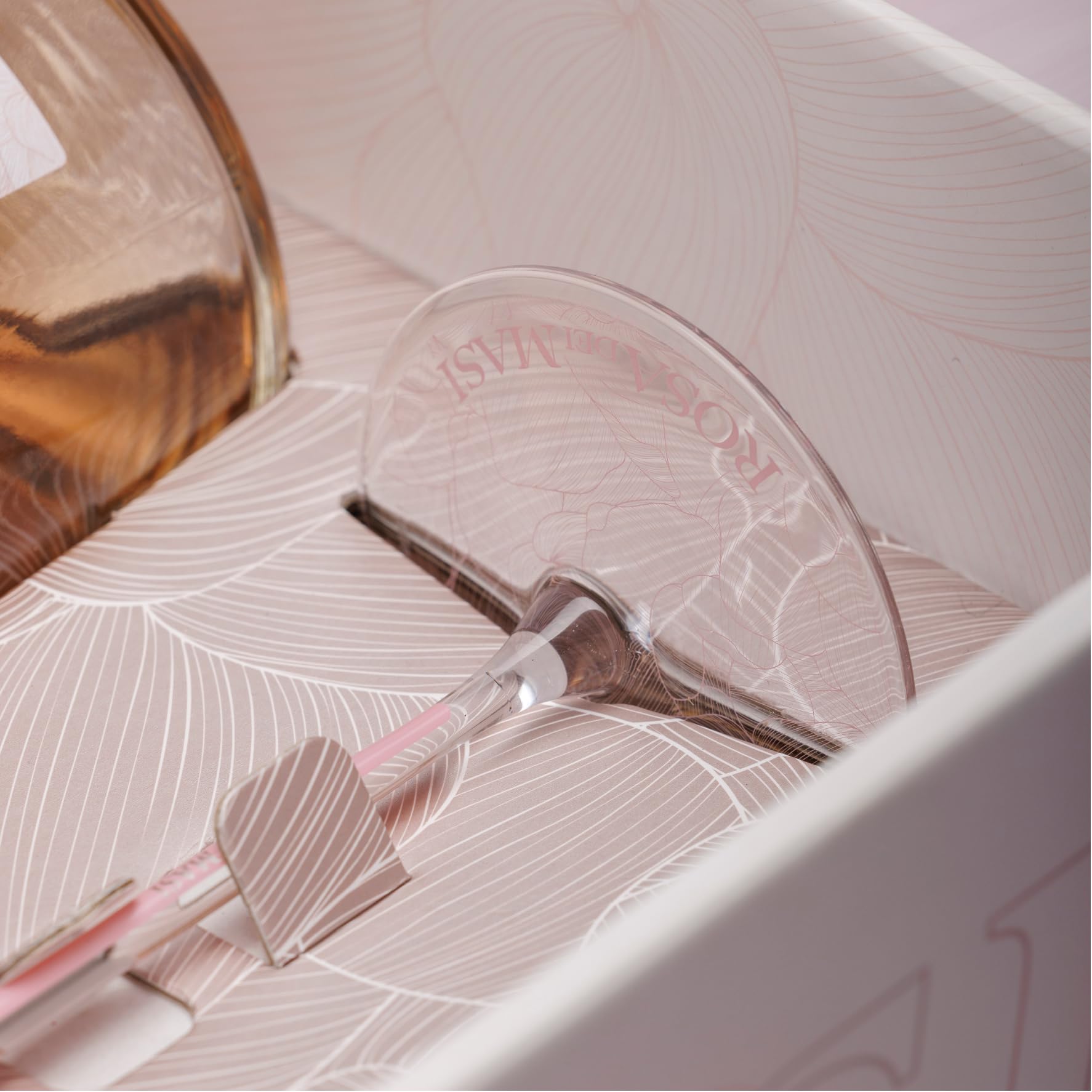 Paquet Exclusif Édition Limitée "Rosa Dei Masi" Et 2 Verres | Idée Cadeau | Coffret Exclusif Avec 1 Bouteille De 750 Ml Et 2 Verres Sérigraphiés
