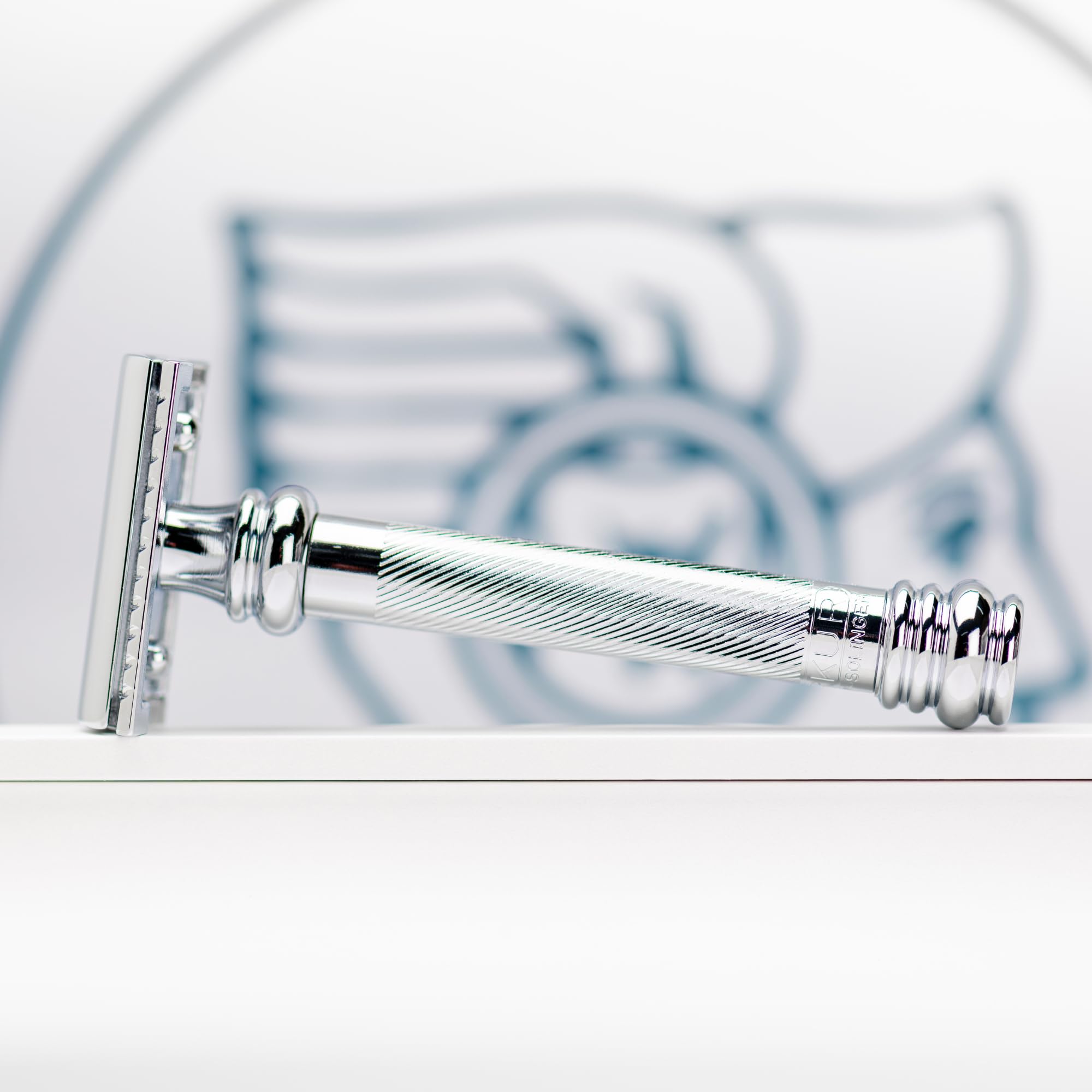 MERKUR Rasierhobel 38C | Barber Pole Glanzchrom | Zweiteiliger Rasierer mit geradem Schnitt | Geschlossener Kamm | Ideal für Nassrasur | Zinkdruckguss | Messing Griffstück | Made in Germany