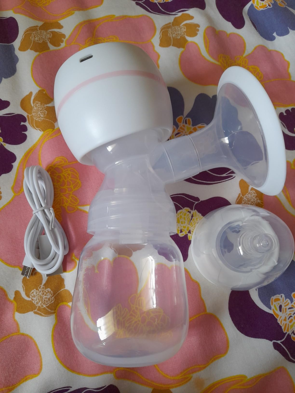 搾乳中のママと搾乳器