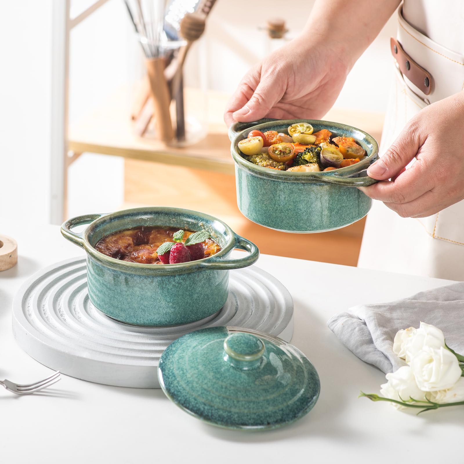 HENXFEN LEAD Cazuela de cerámica, 350 ml, mini ramequines de soufflé de cocottes con tapas y asas, juego de 4 moldes pequeños para hornear, color verde brillante
