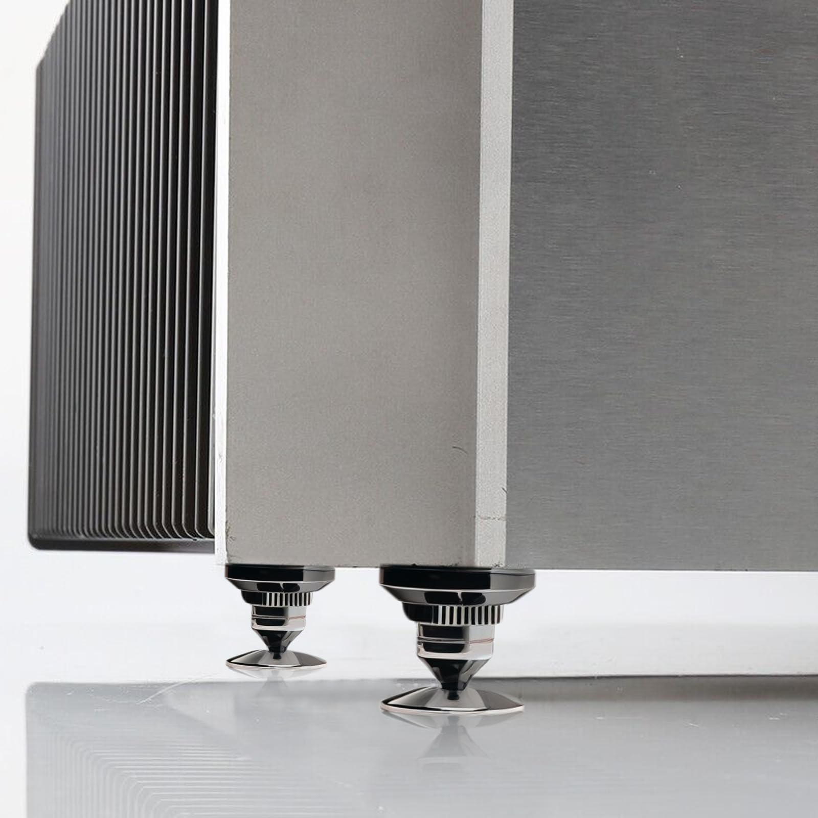 4 pièces pointes pour caisson de basses : pointes de haut-parleur avec 8 tapis antidérapants et 4 coussinets de base, support de haut-parleur anti-vibrations, hauteur non réglable, pics d'enceinte