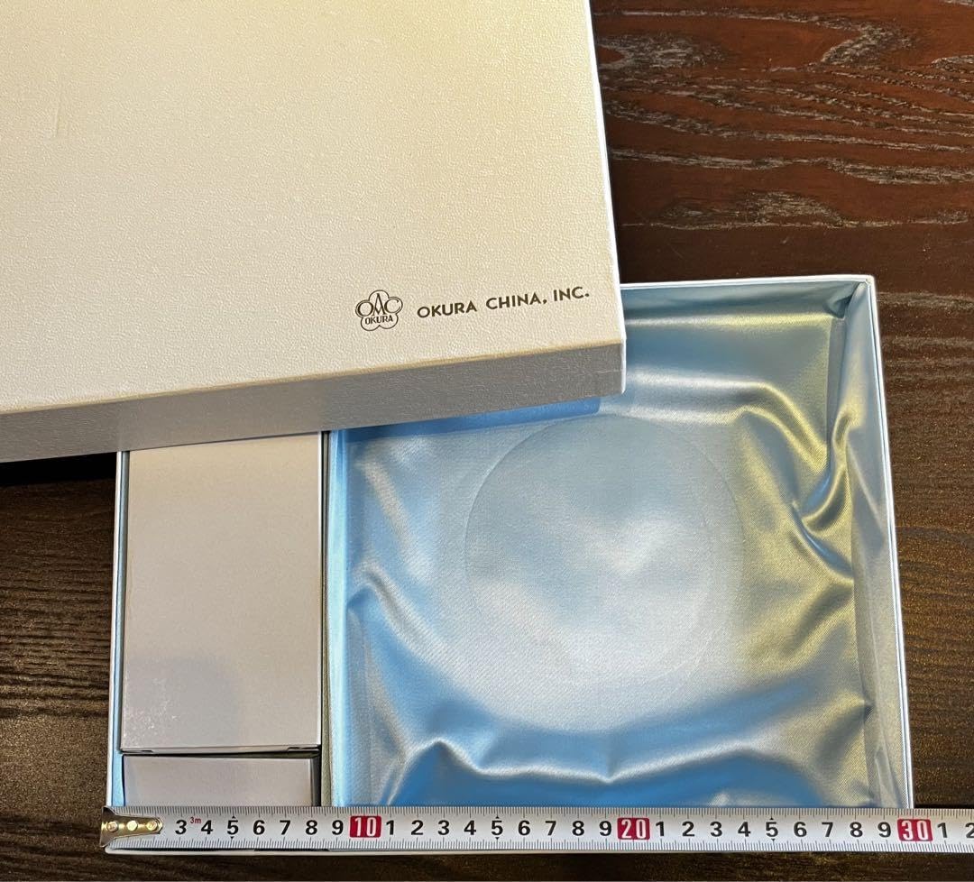 豪華新品！大倉陶園絵皿！皿立て付き　宮中歌会始「人」 Amazon.co.jp: 豪華！大倉陶園絵皿！皿立て付き 宮中歌会始「人