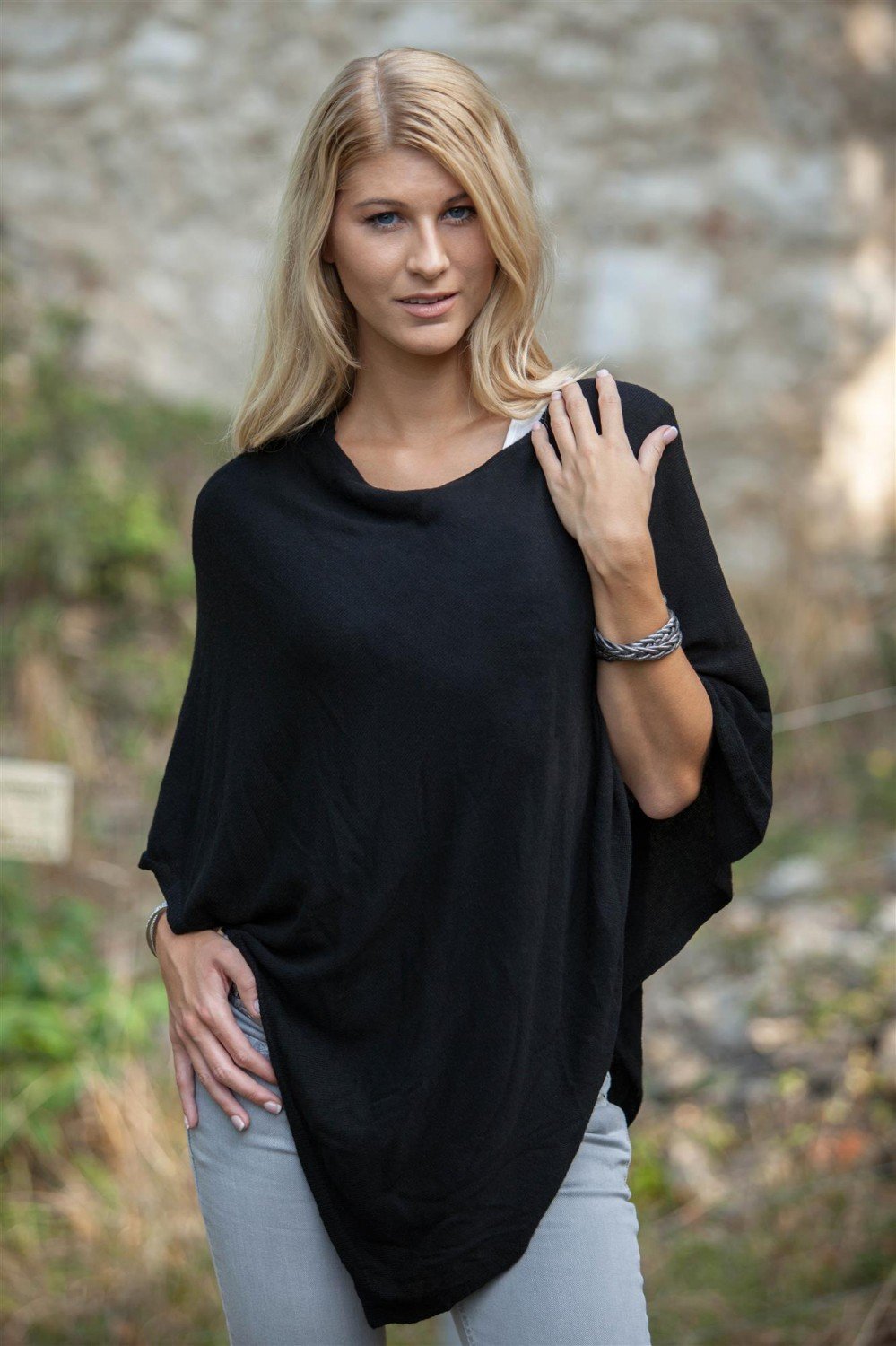styleBREAKER Damen Feinstrick Poncho in Unifarben, leicht asymmetrischer Schnitt, Ärmellos, Rundhals 08010042, Farbe: