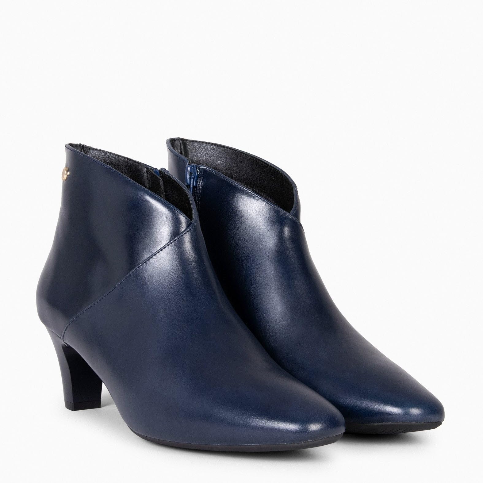 miMaO. Botines elegantes de tacón bajo con escote en V en piel. Hecho en España