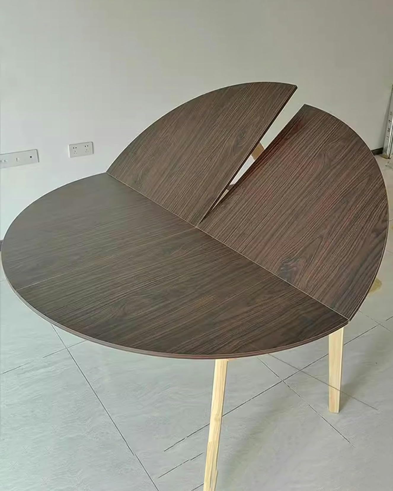 Table pliante ronde en bois pour optimiser l'espace des restaurants