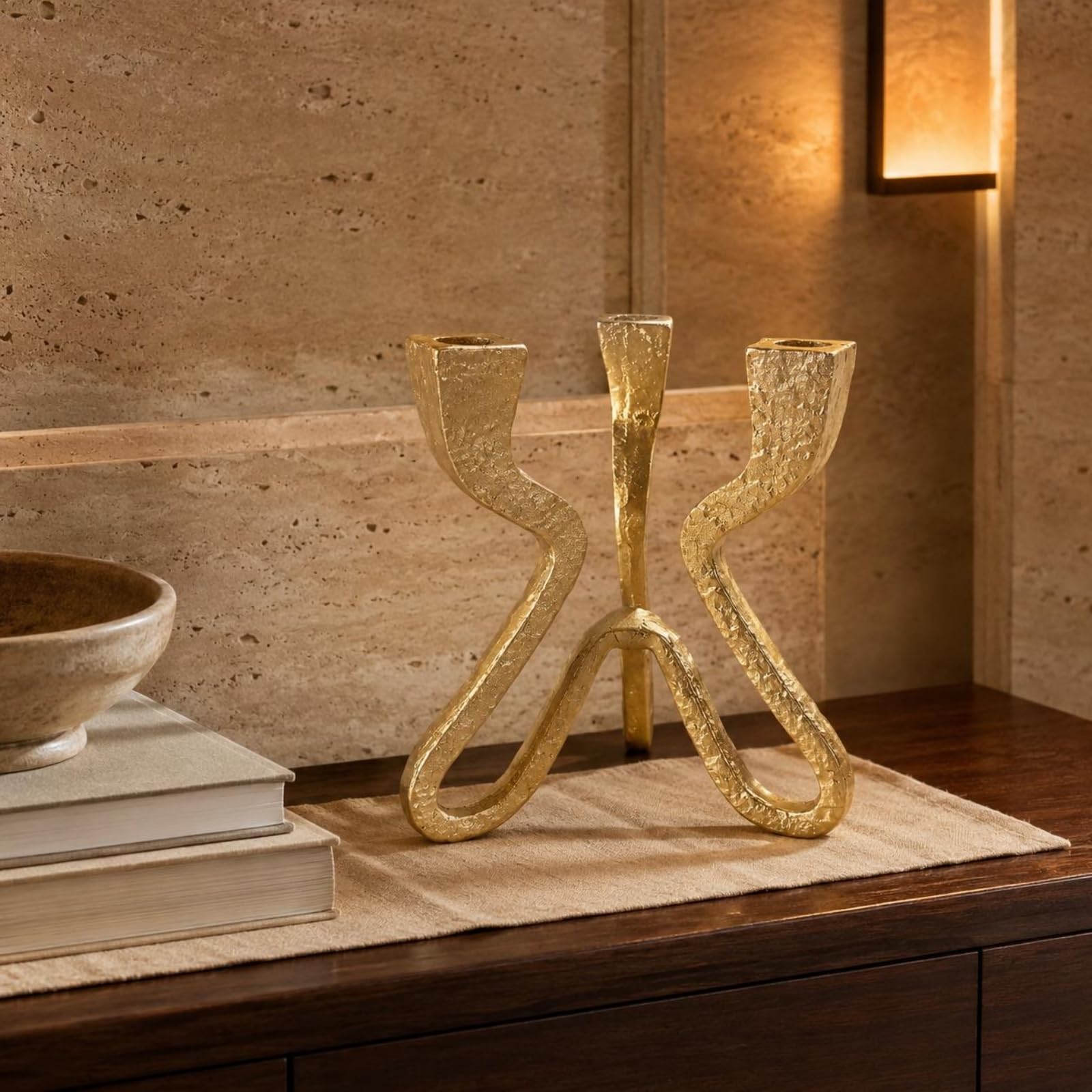 predolo Holder Portacandele Scultoreo Candeliere Astratto Supporto Tre Candele Struttura Aperta Resina Testurizzata Finitura Adatto a Mensole Camini Tavoli Sala da Pranzo Soggiorno, Oro