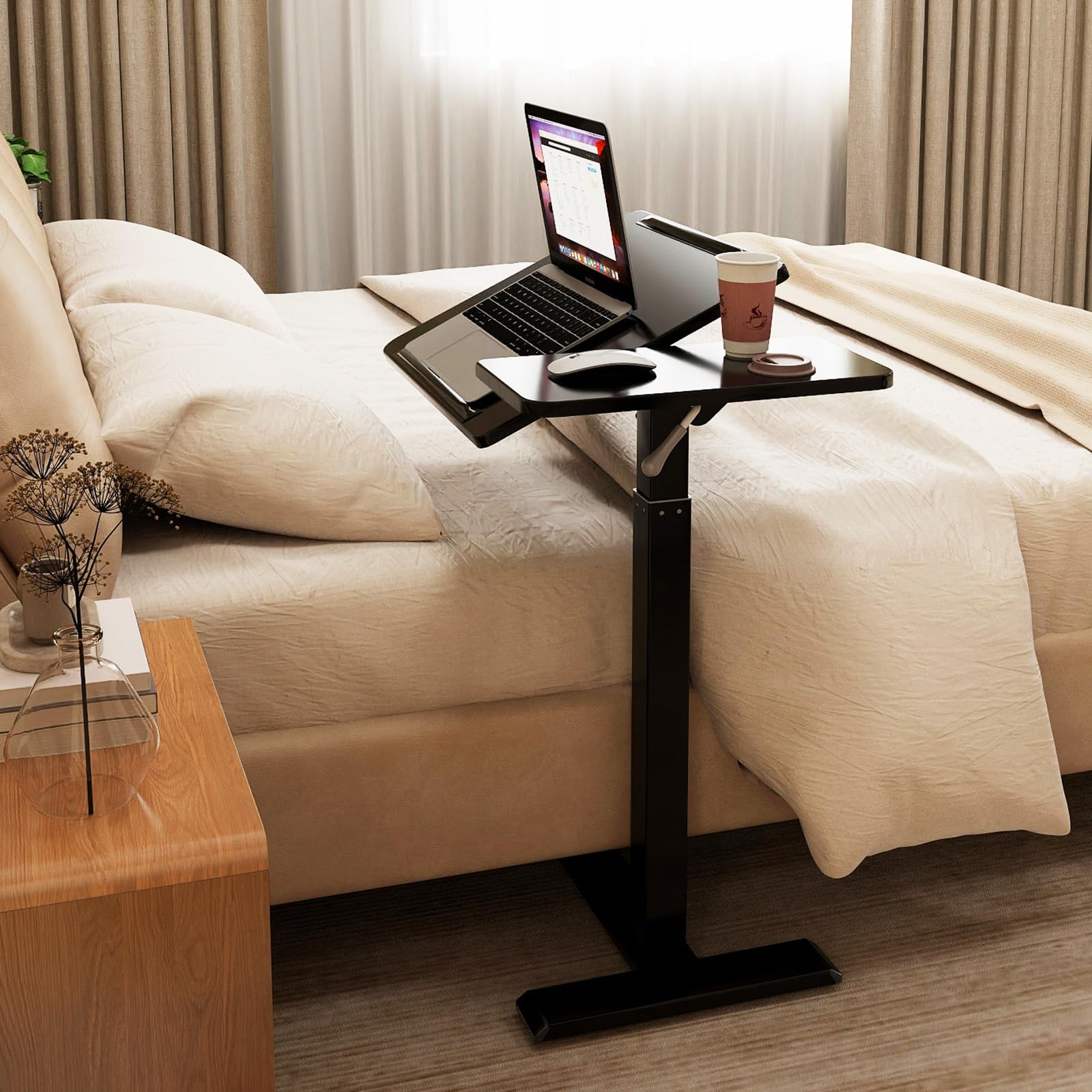 PUNCIA Mesa Auxiliar con Ruedas para Portátil Ajustable 70-102cm Negro | Escritorio Elevable de Pie para Sofá Cama Tablero Inclinable Mesa Lateral Regulable en Forma de C Estación de Trabajo Móvil