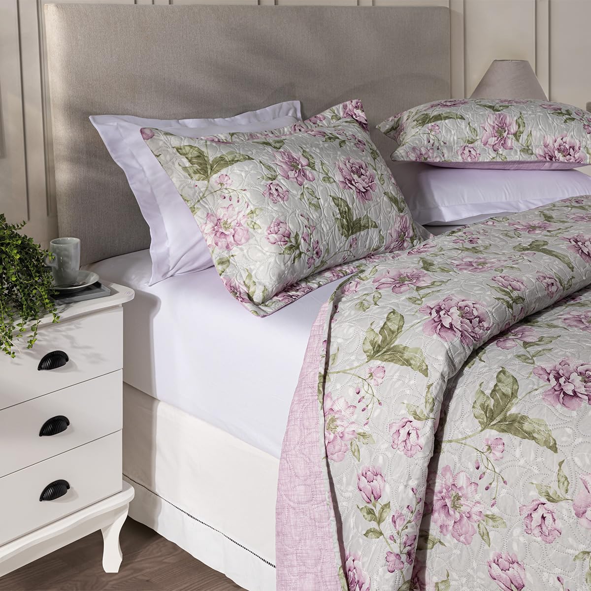 BEM CASA Kit Cobre Leito Colcha Boutis Para Cama Queen 3 Peças Matelado Ultrassônico Estampado Dupla Face Porta Travesseiro Aba Americana Micro Percal 150 Fios Victoria Rosa - Queen - Victória Rosa
