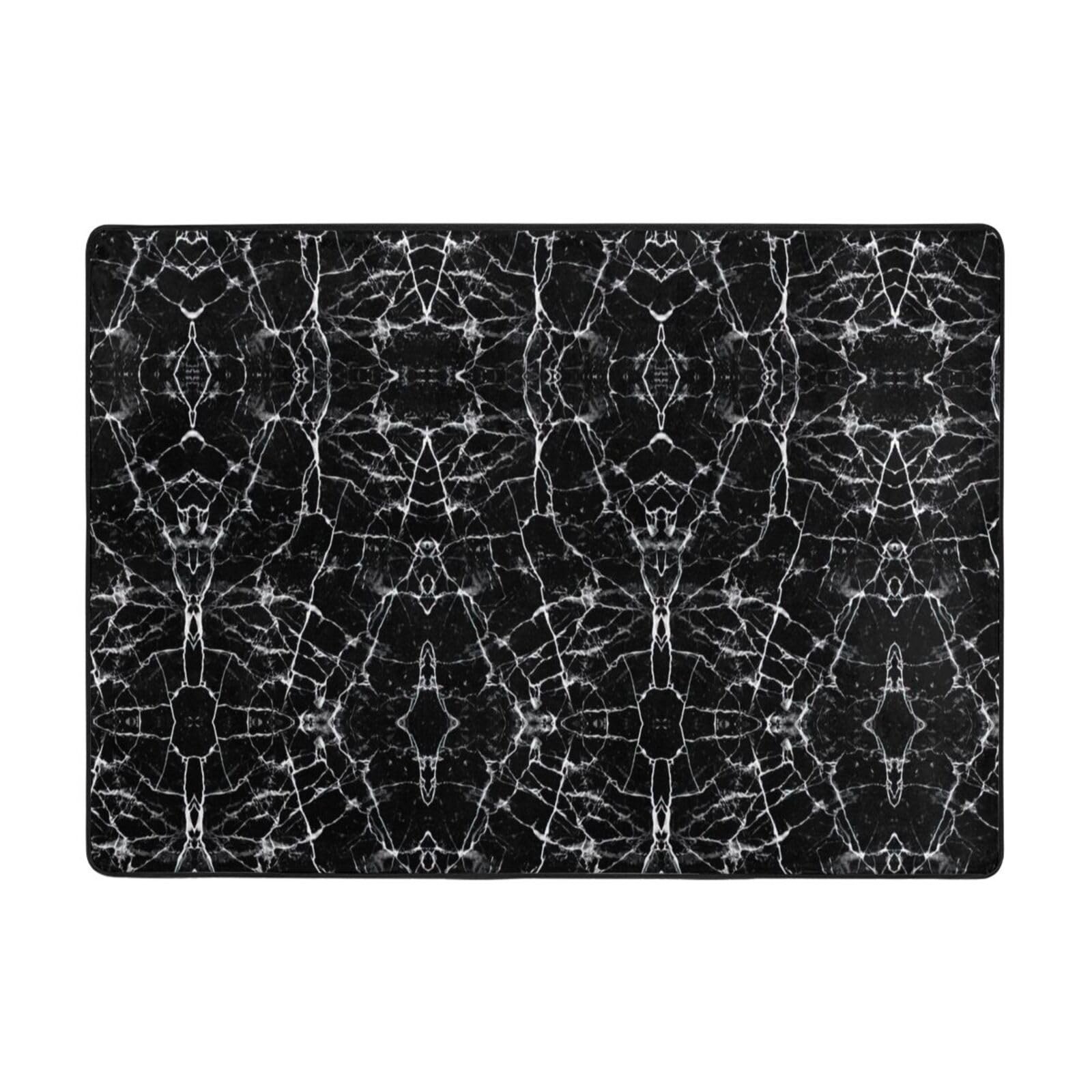 Tapis imprimé marbre noir sous la table basse de votre salon chic